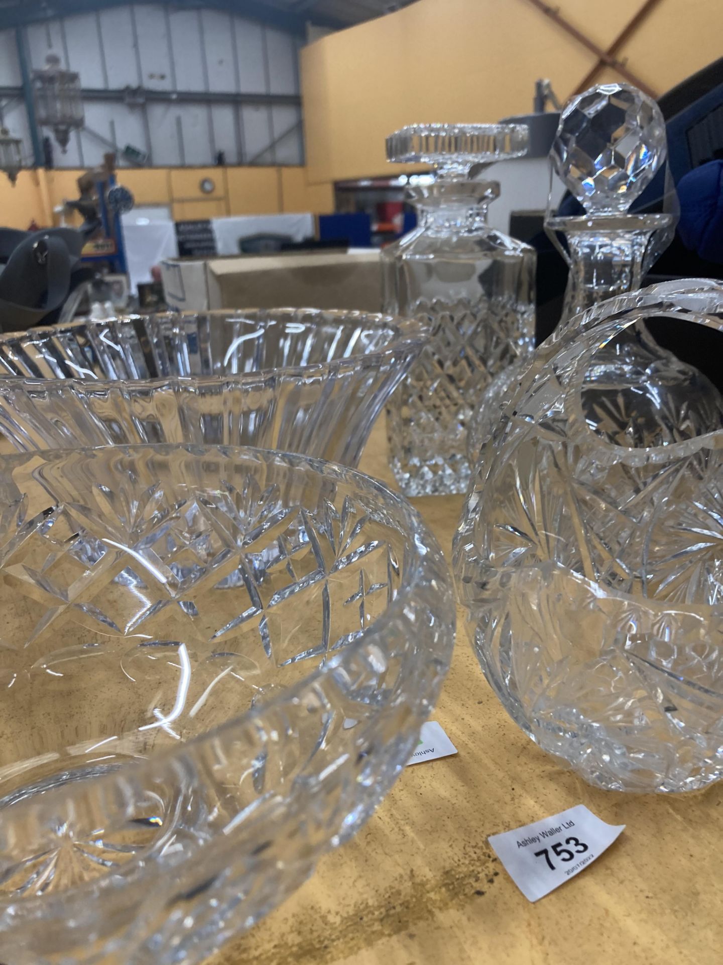 A QUANTITY OF LEAD CUT CRYSTAL GLASS TO INCLUDE DECANTERS, BOWLS AND A BASKET - Image 14 of 15