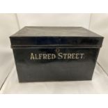 A VINTAGE BLACK TIN DEED BOX WITH THE NAME 'ALFRED STREET', HEIGHT 26CM, WIDTH 40CM, DEPTH 27CM