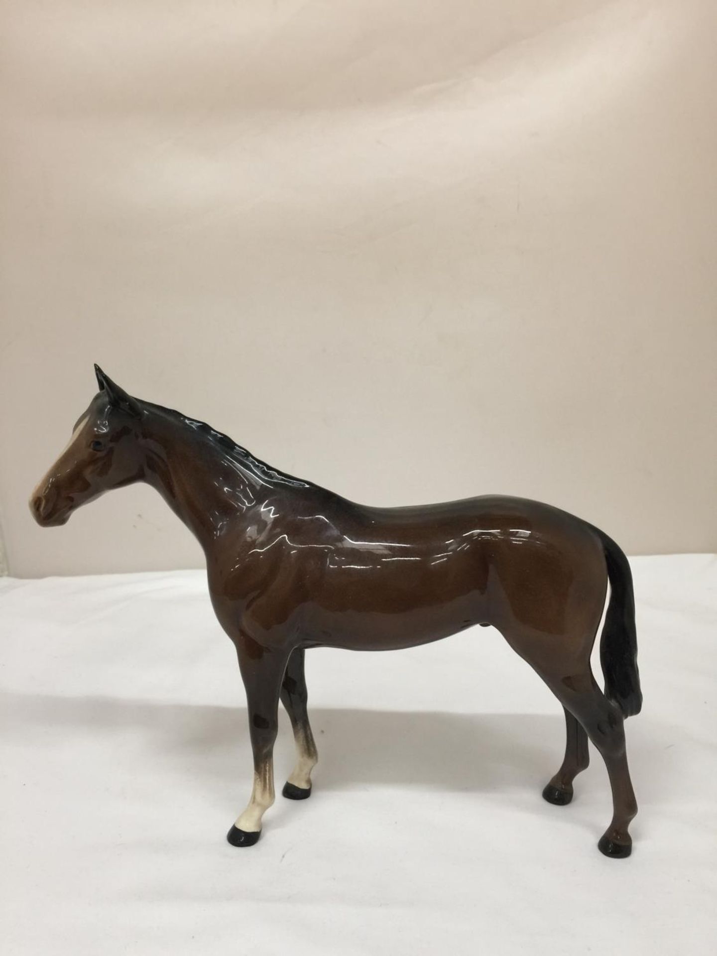 A BESWICK BAY HORSE HEIGHT 20CM