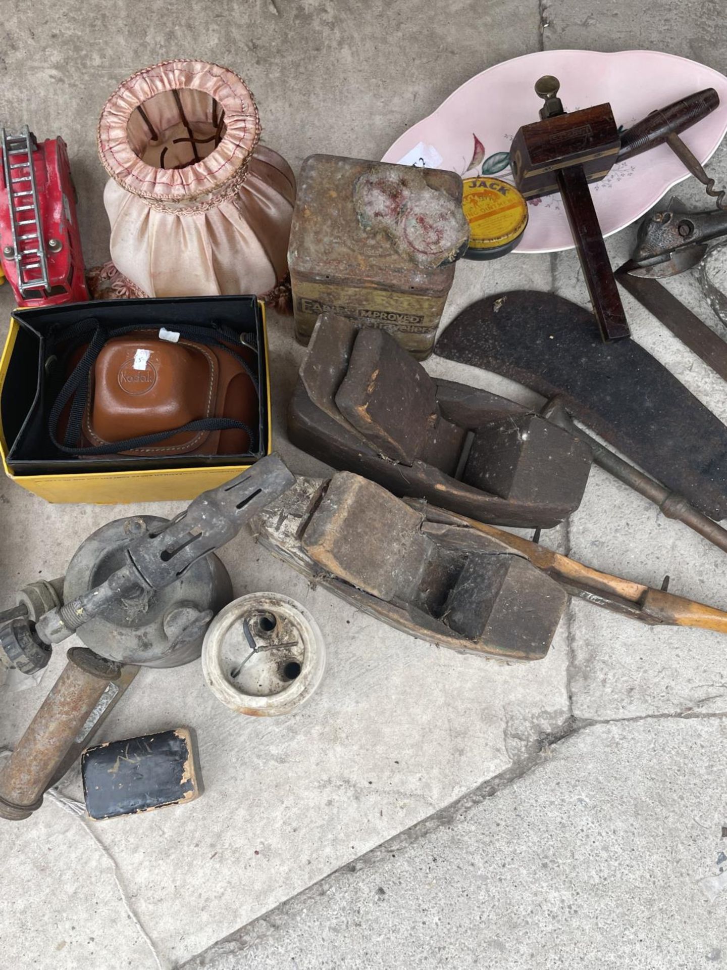 A COLLECTION OF VINTAGE ITEMS TO INCLUDE PLANES, KNIVES, STIRRUPS, CAMERA, PUMPS ETC - Image 3 of 6