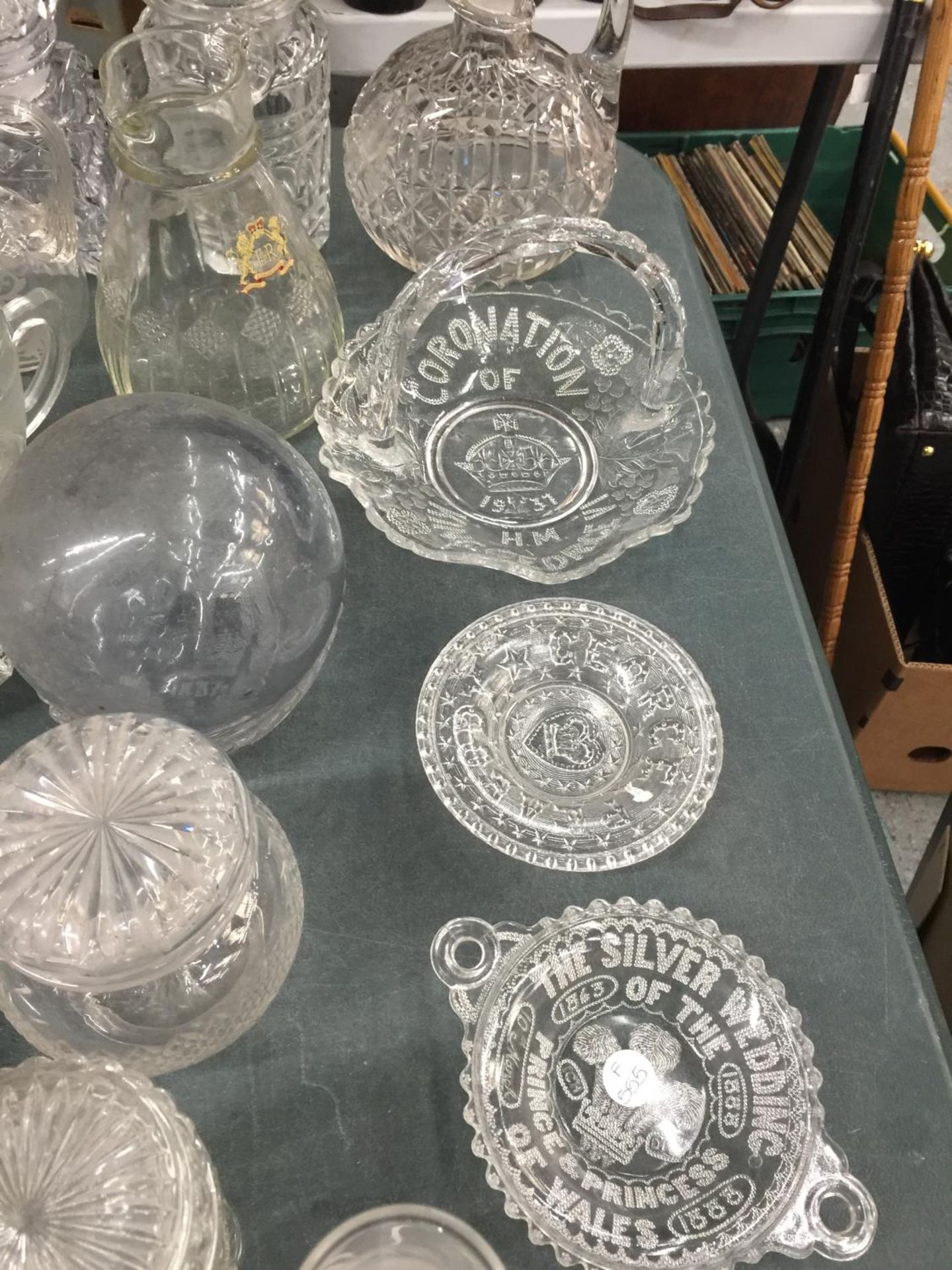 A QUANTITY OF GLASSWARE TO INCLUDE A 19TH CENTURY GLASS BAROMETER - A/F, JUGS, DISHES ETC - Image 3 of 6