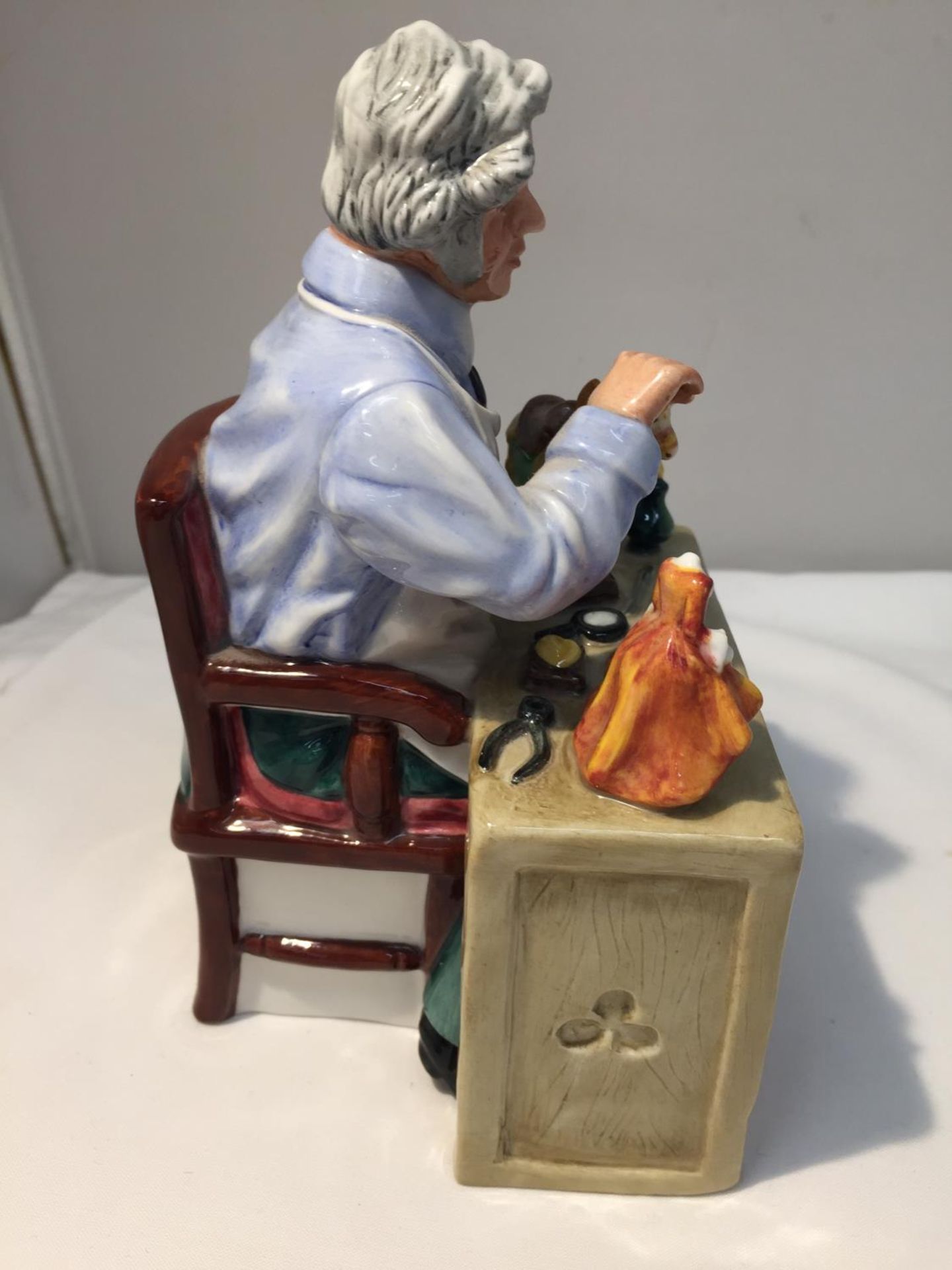 A ROYAL DOULTON FIGURE 'THE CHINA REPAIRER' HN 2943 HEIGHT APPROX 17CM - Image 3 of 7