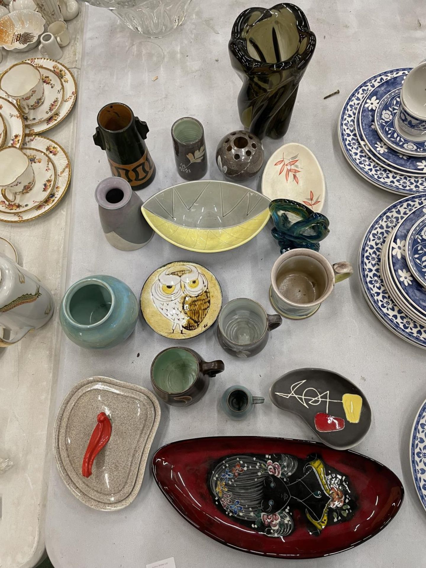 A QUANTITY OF STUDIO POTTERY TO INCLUDE SCANDINAVIAN STYLE PLATES AND DISHES, VASES, BOWLS, ETC