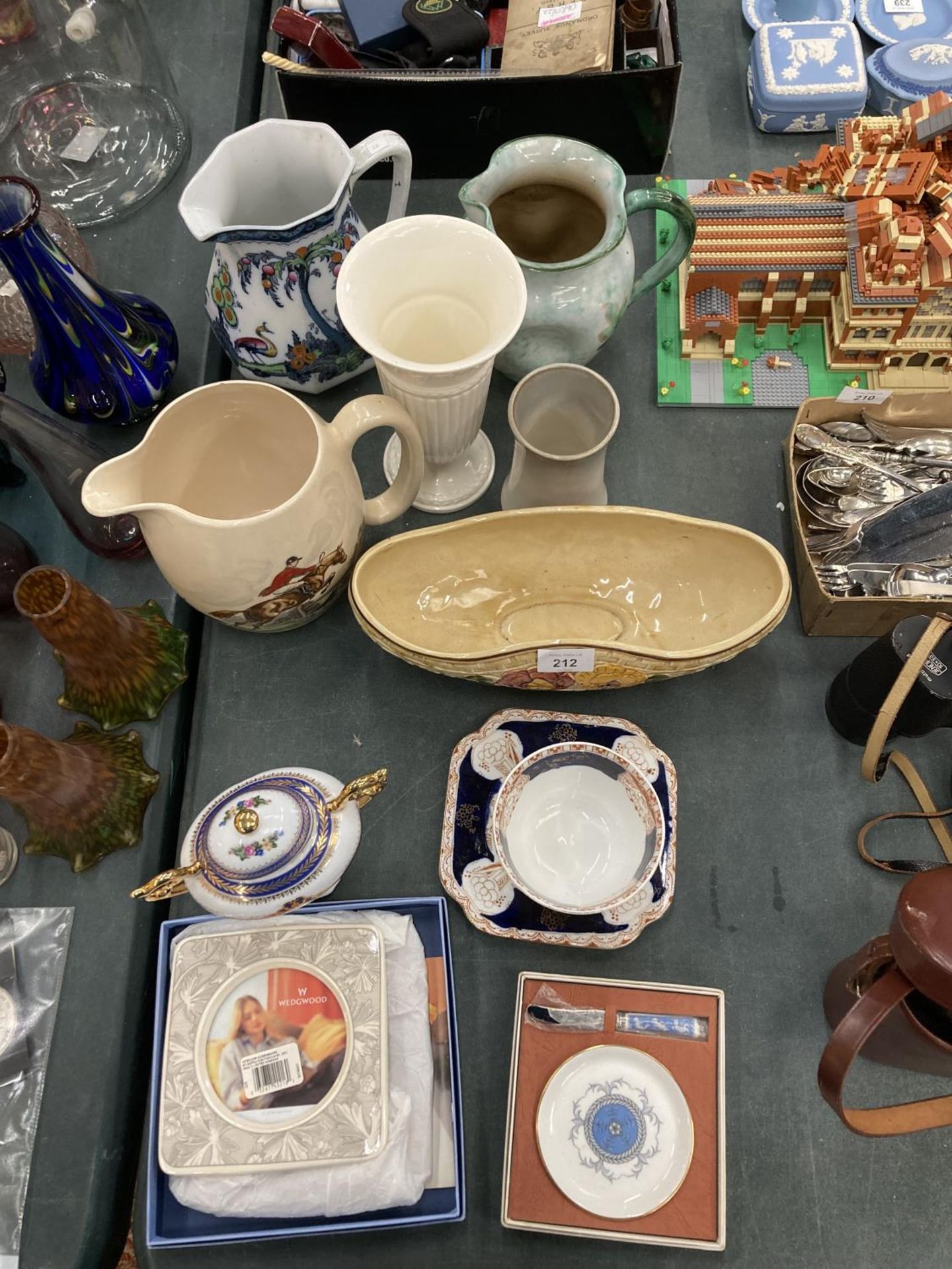 A VARIETY OF CERAMICS TO INCLUDE A VINTAGE INDIAN TREE BOWL TOGETHER WITH LARGE JUG DEPICTING