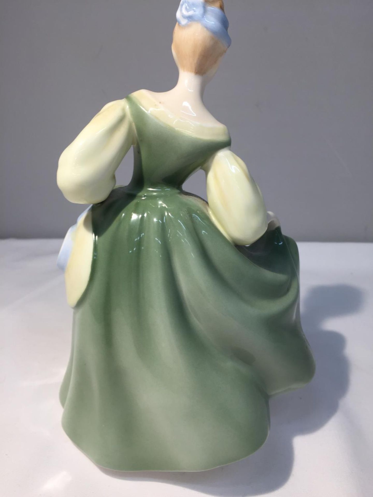 A ROYAL DOULTON FIGURE 'FAIR LADY' HEIGHT 20CM - A/F SMALL CHIP TO SKIRT OF DRESS - Image 4 of 6