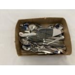 A BOX OF CUTLERY TO INCLUDE A N.G.F. STOKE 1986 CAKE KNIFE, TEASPOONS, KNIFES, FORKS, LARGE