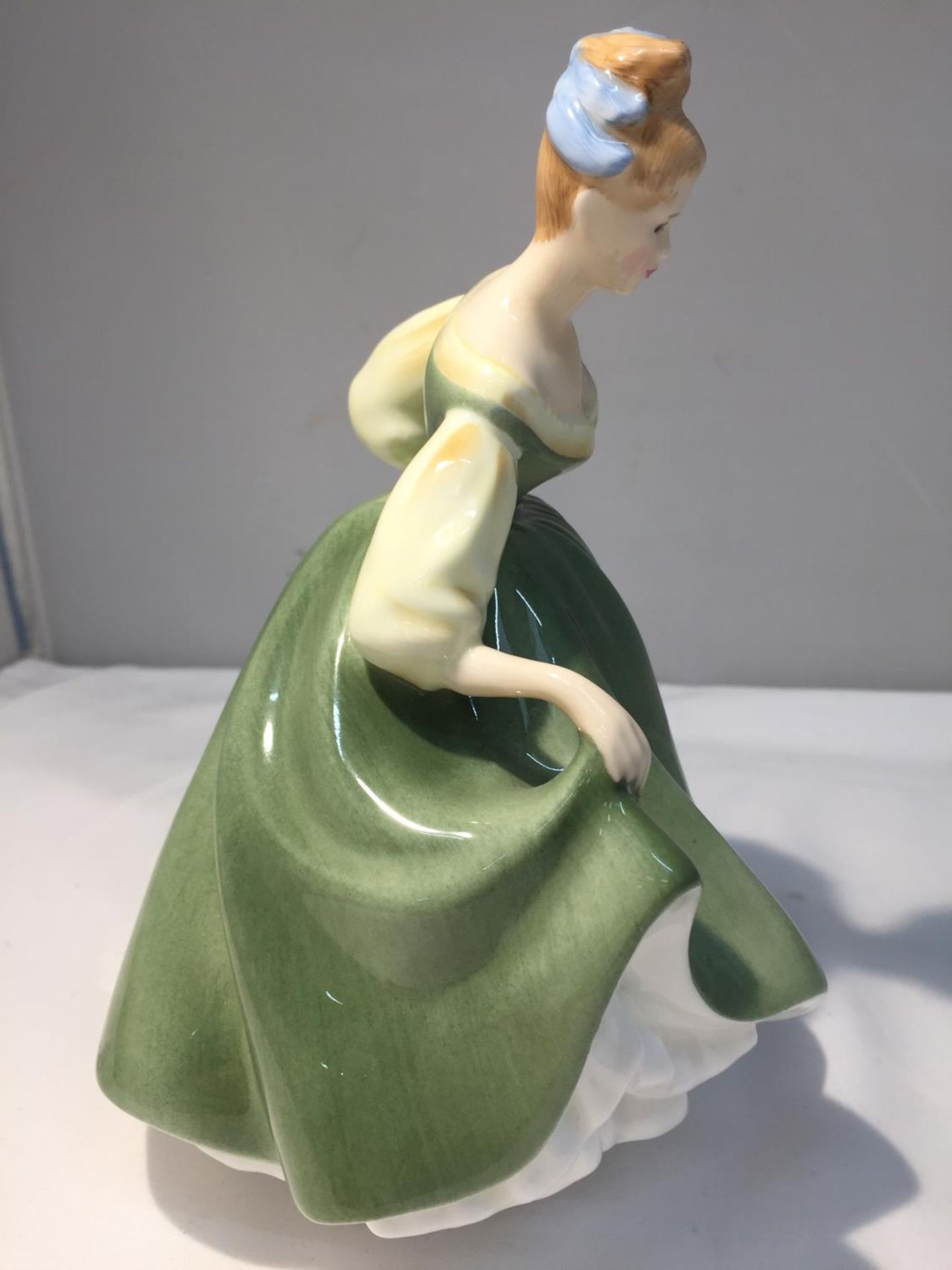 A ROYAL DOULTON FIGURE 'FAIR LADY' HN 2193 HEIGHT 20CM - Image 3 of 7