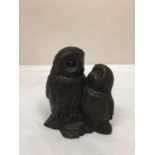 A VINTAGE BRASS STATUETTE OF AN OWL AND OWLET- 12 X 10 CM