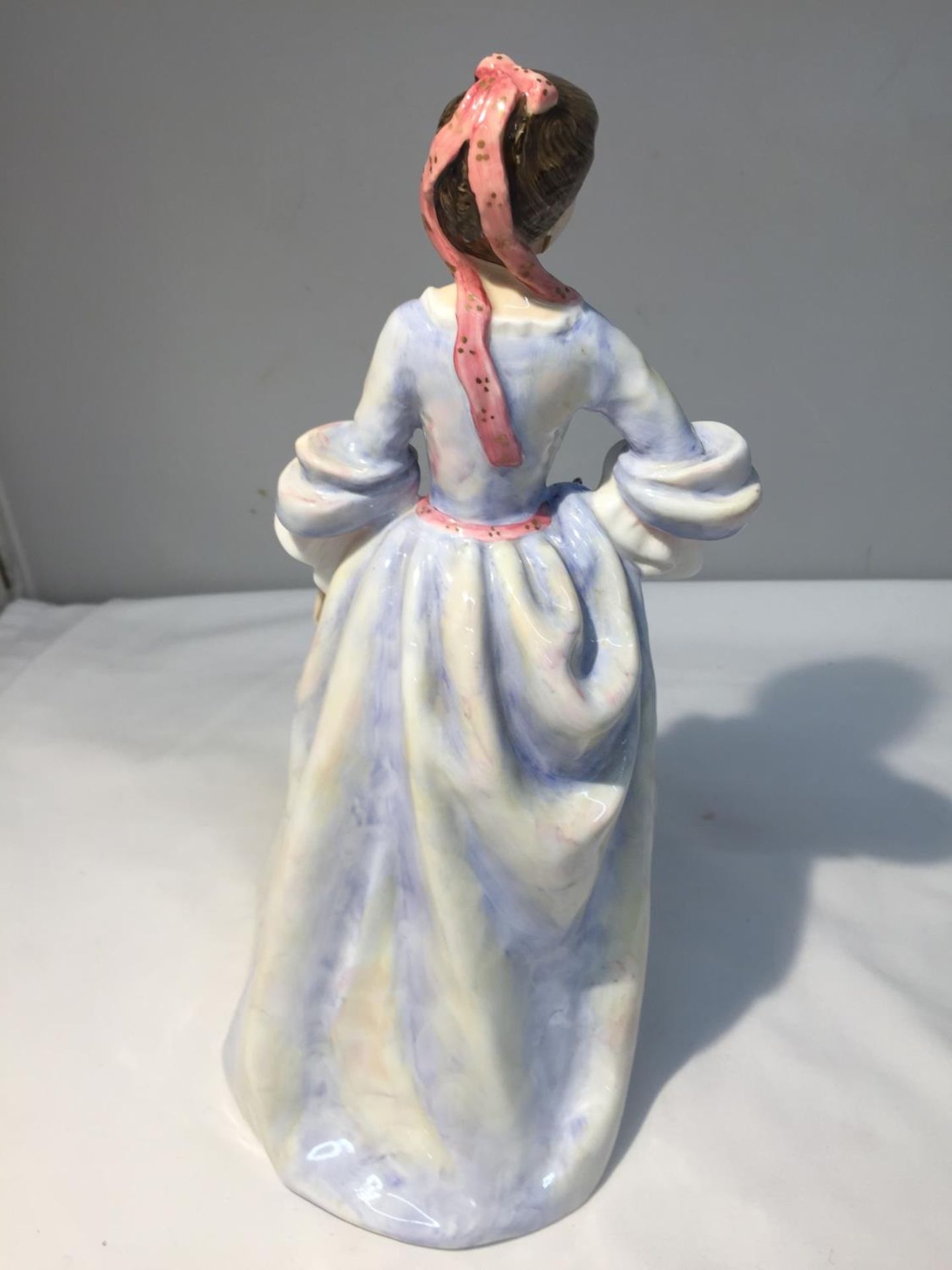 A ROYAL DOULTON FIGURE 'MRS HUGH BONFOY' HN 3319, FROM A COLLECTION OF FOUR FIGURES EACH IN A - Image 4 of 7