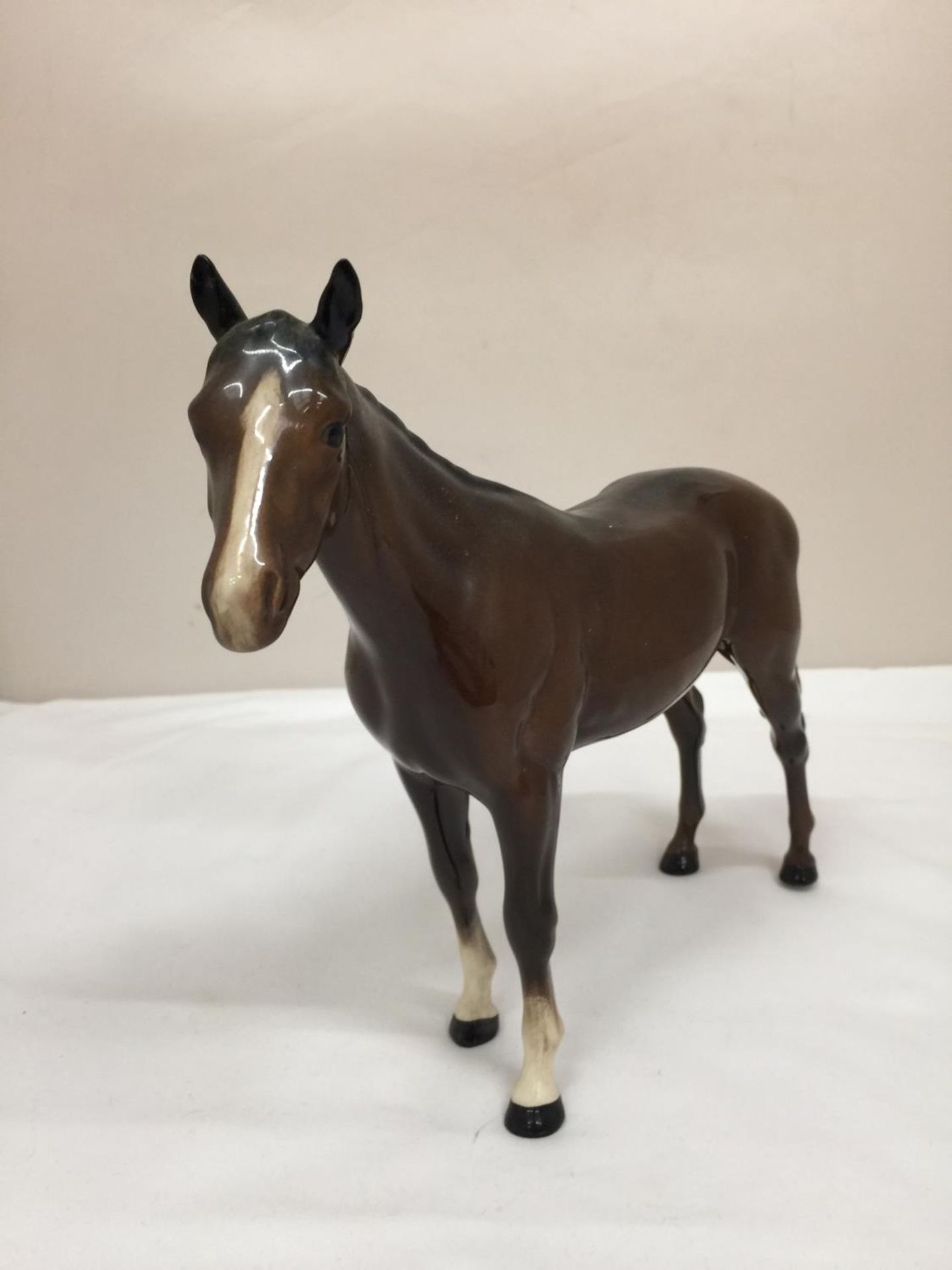 A BESWICK BAY HORSE HEIGHT 20CM - Image 2 of 5