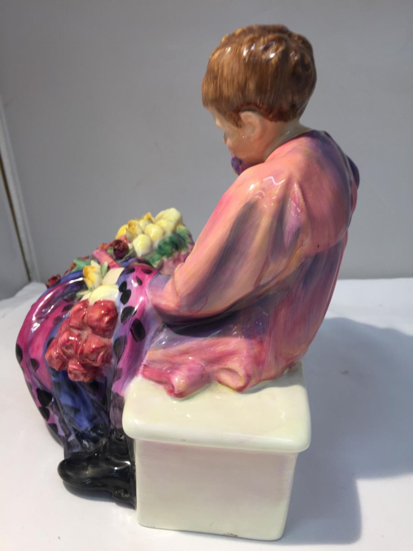 A ROYAL DOULTON FIGURE 'FLOWER SELLERS CHILDREN' HN 1342 HEIGHT APPROX 18CM, WIDTH 17CM - SLIGHT - Image 2 of 9