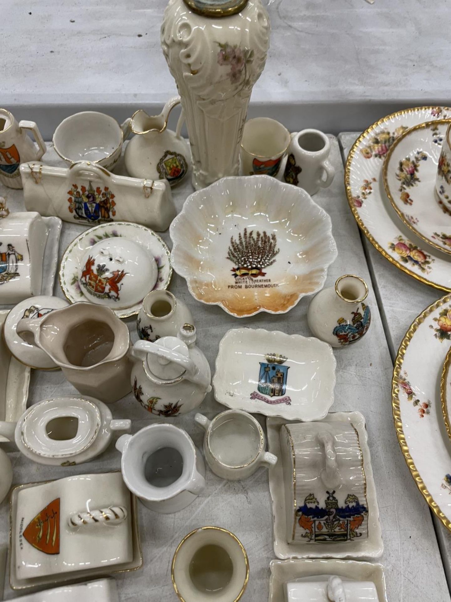 A LARGE QUANTITY OF CRESTED WARE TO INCLUDE MINIATURE CHEESE DISHES, PLATES, VASES, CUPS, JUGS, ETC - Image 11 of 11