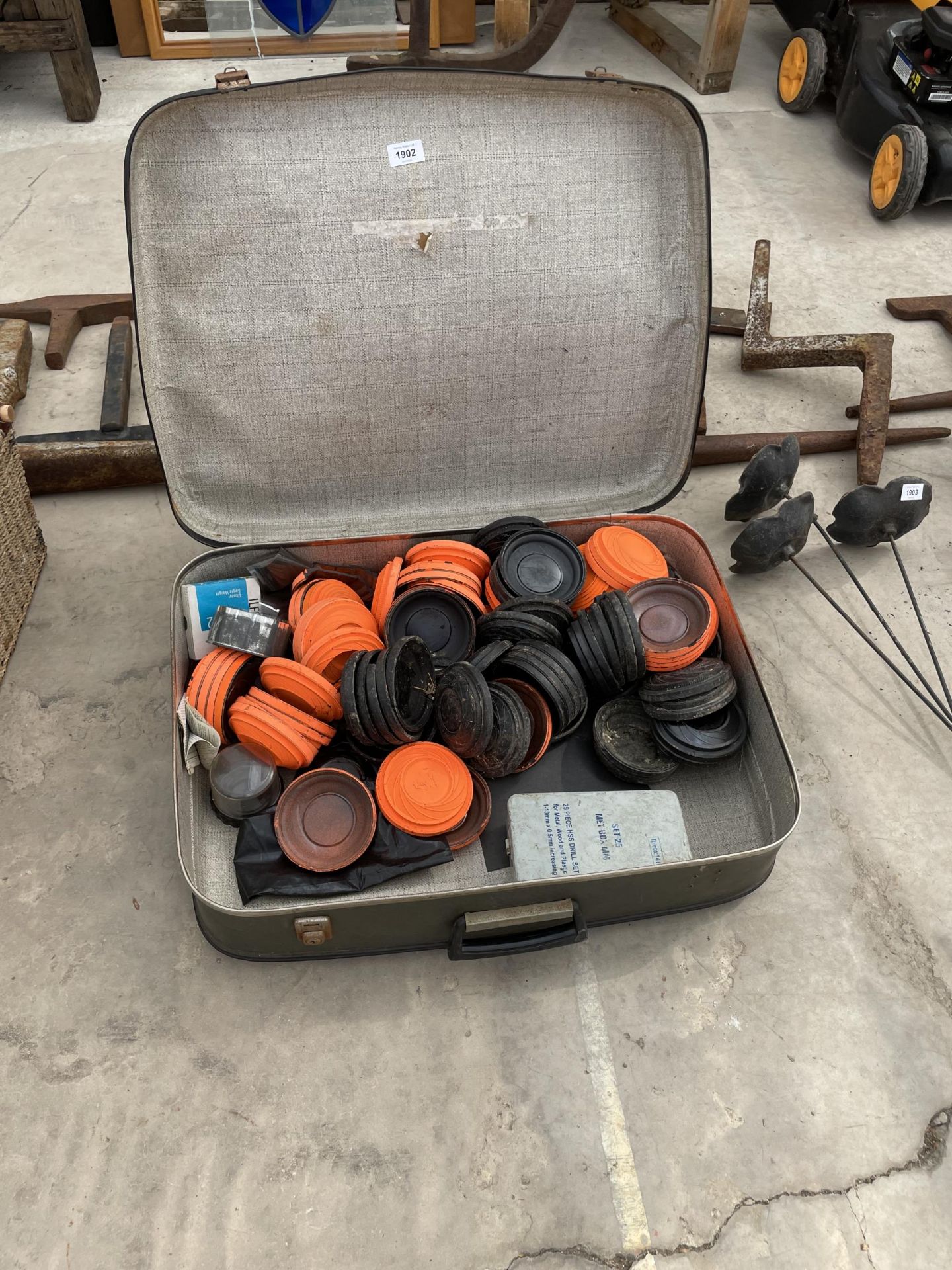 A CASE CONTAIN ING CLAY PIGEONS