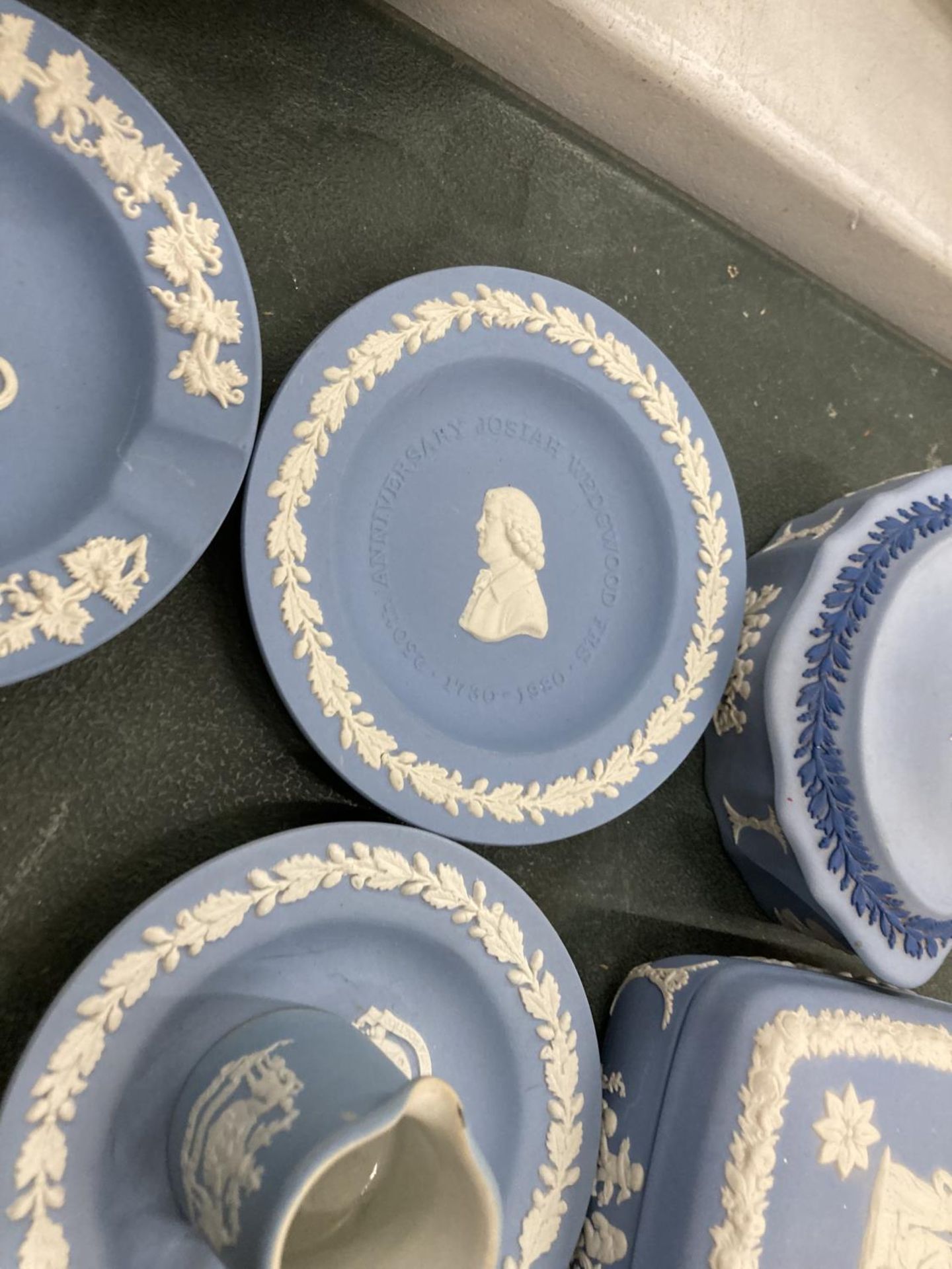 SEVEN PIECES OF WEDGWOOD JASPERWARE TO INCLUDE TRINKET BOXES, PIN TRAYS, ETC - Image 10 of 12