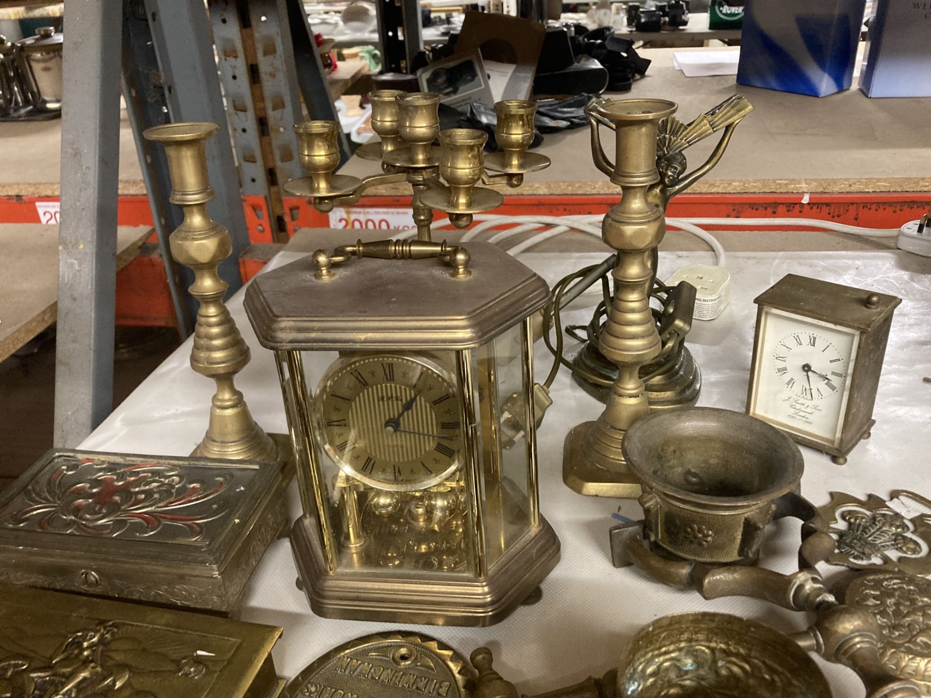 A LARGE COLLECTION OF BRASS ITEMS TO INCLUDE CANDLESTICKS, ANNIVERSARY CLOCK, BOXES, TAPS, VINTAGE - Image 4 of 6