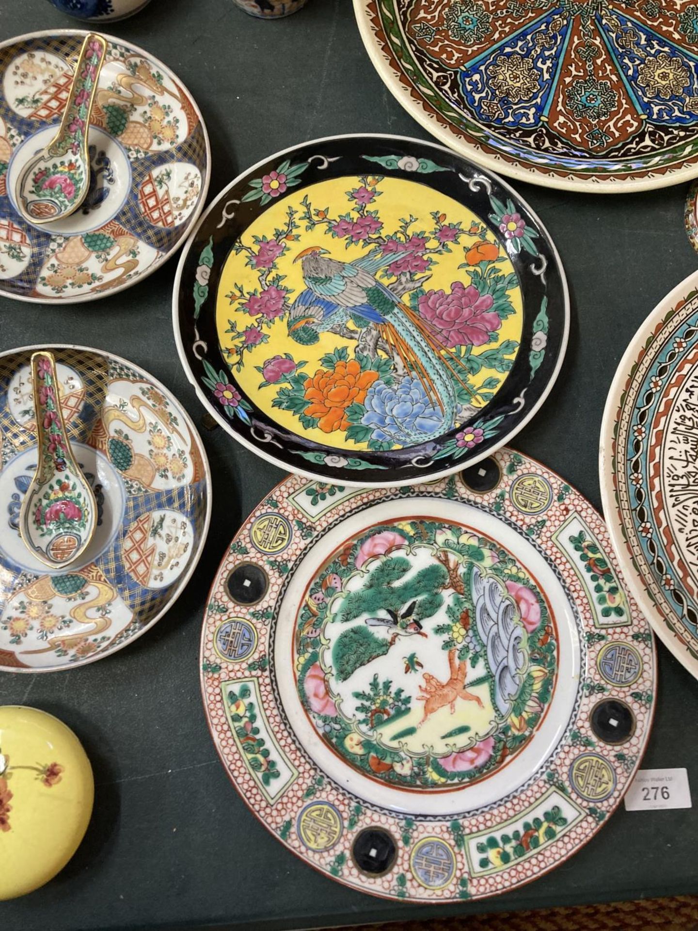 A QUANTITY OF ORIENTAL ITEMS TO INCLUDE PLATES, CUPS, SAUCERS, VASE,ETC - Image 12 of 19