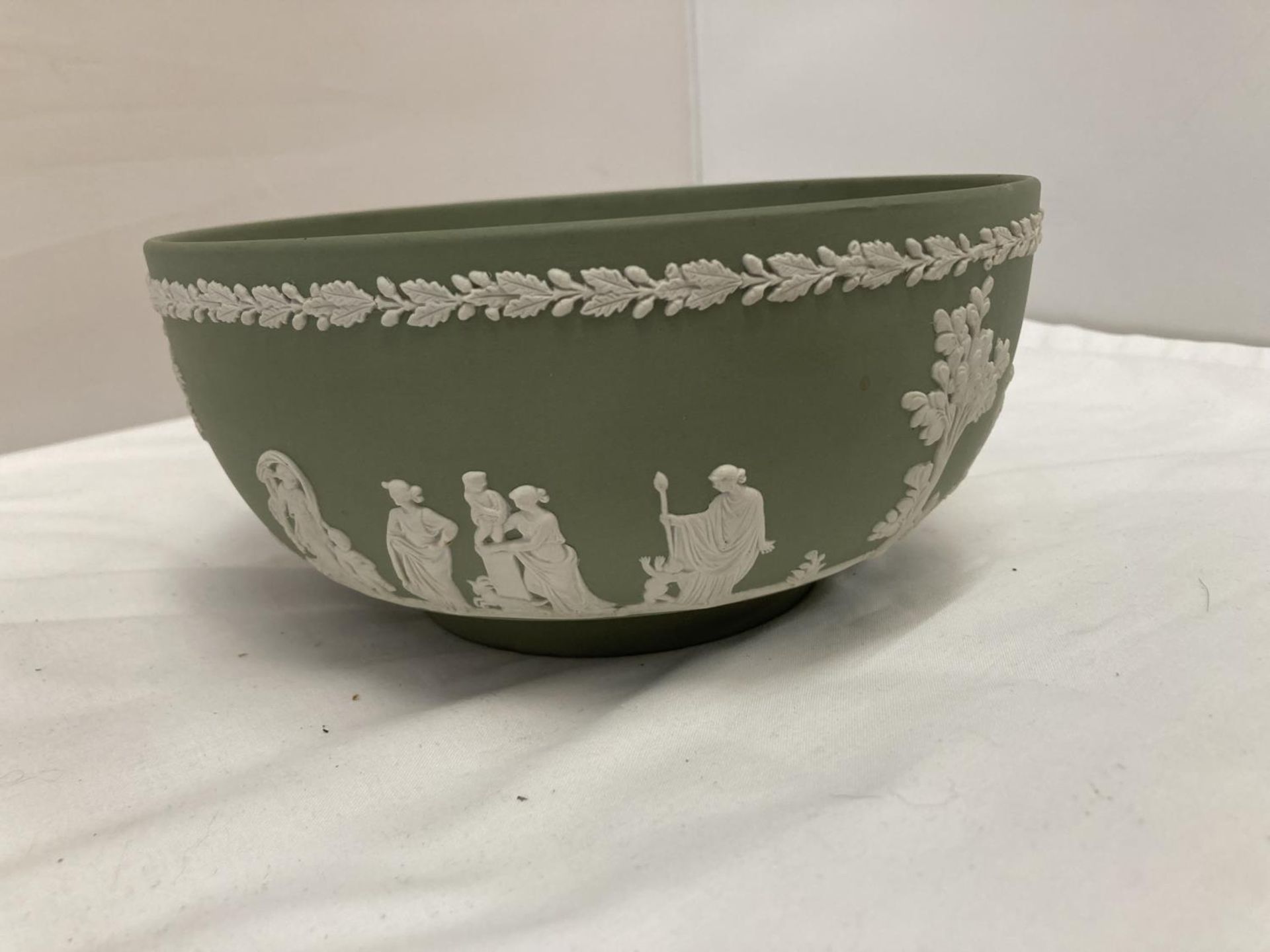 A WEDGWOOD GREEN AND WHITE JASPERWARE BOWL/ PLANTER DIAMETER 20CM - Image 4 of 7