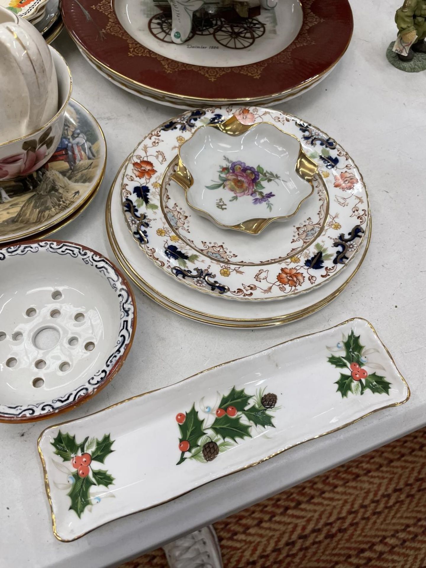 A LARGE QUANTITY OF CERAMICS TO INCLUDE 'INDIAN TREE' PLATES, VINTAGE CROWN DUCAL, CABINET PLATES, - Image 7 of 7