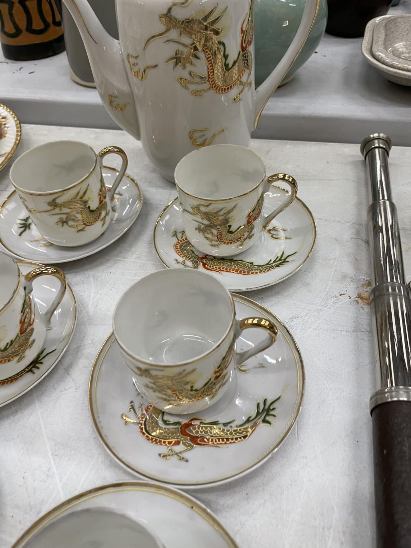 AN ORIENTAL STYLE TEASET DECORATED WITH DRAGONS TO INCLUDE TEAPOT, CUPS, SAUCERS, SUGAR BOWL, - Image 5 of 7