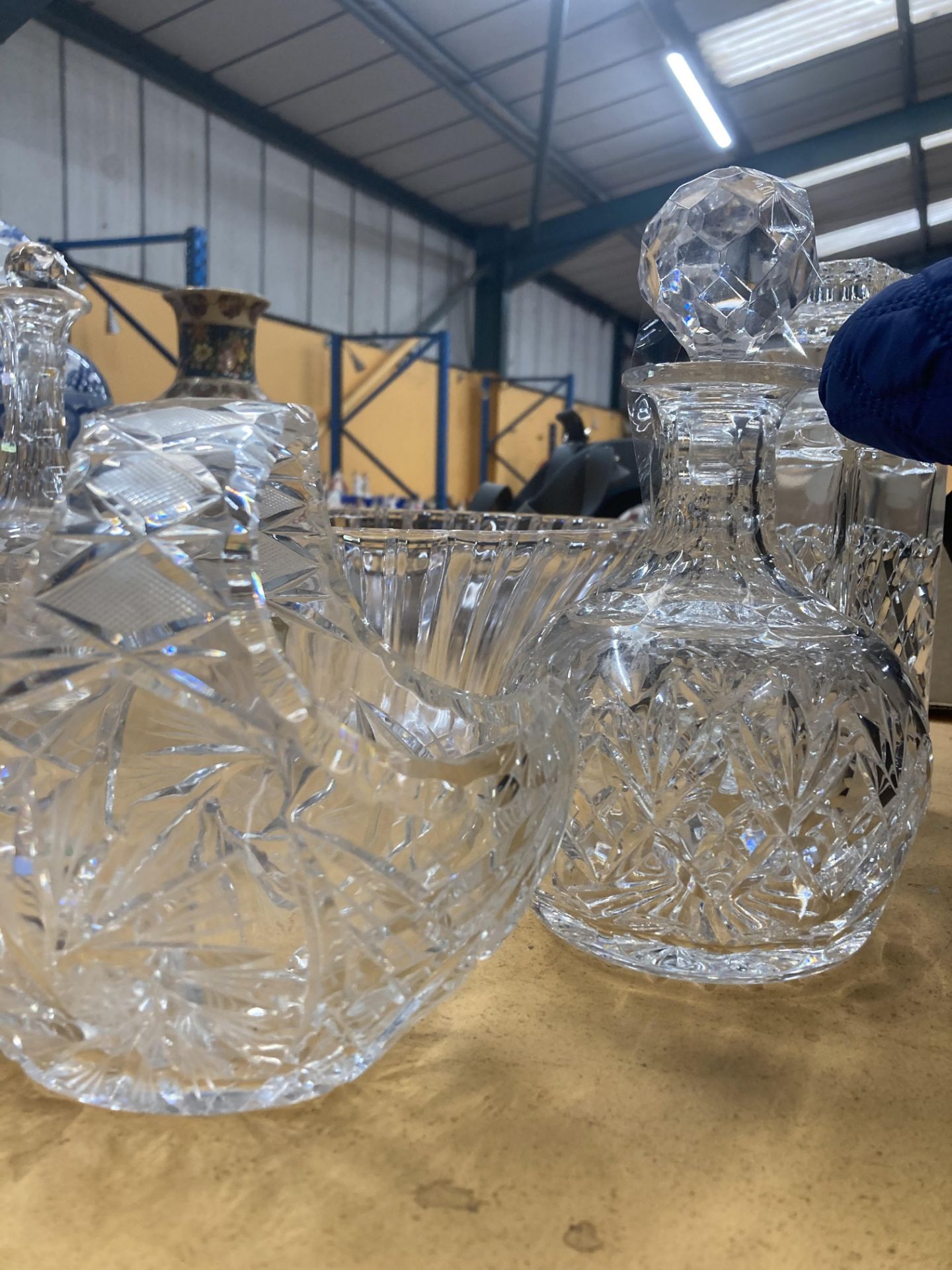 A QUANTITY OF LEAD CUT CRYSTAL GLASS TO INCLUDE DECANTERS, BOWLS AND A BASKET - Image 11 of 15