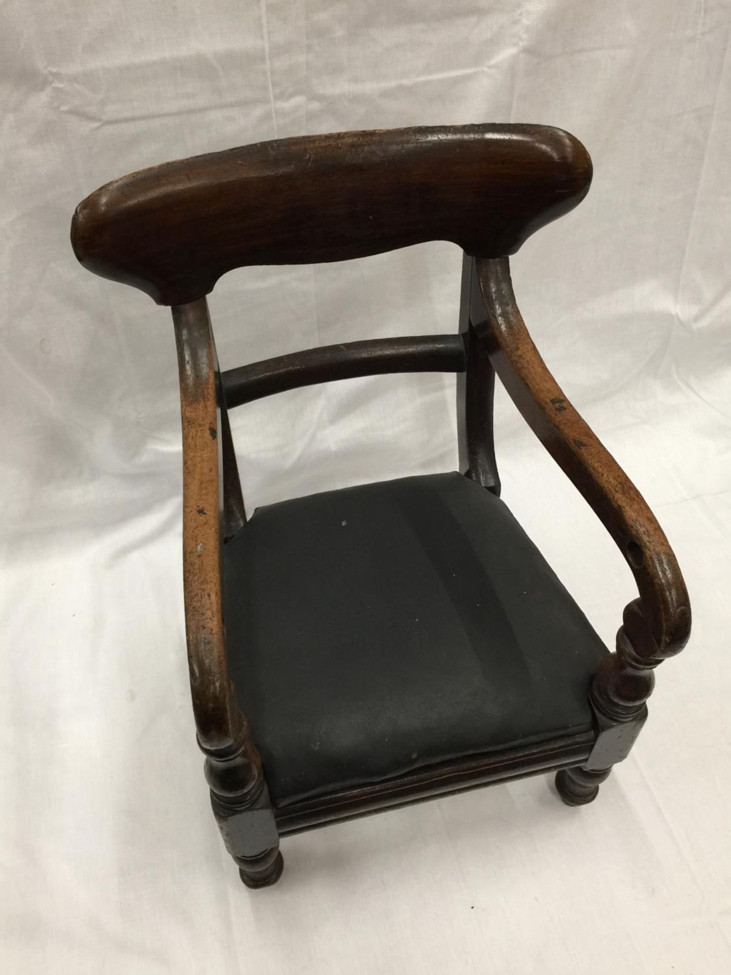 AN 1860'S VICTORIAN CHILD'S OAK CHAIR WITH TURNED LEGS AND A PADDED SEAT - Image 5 of 5