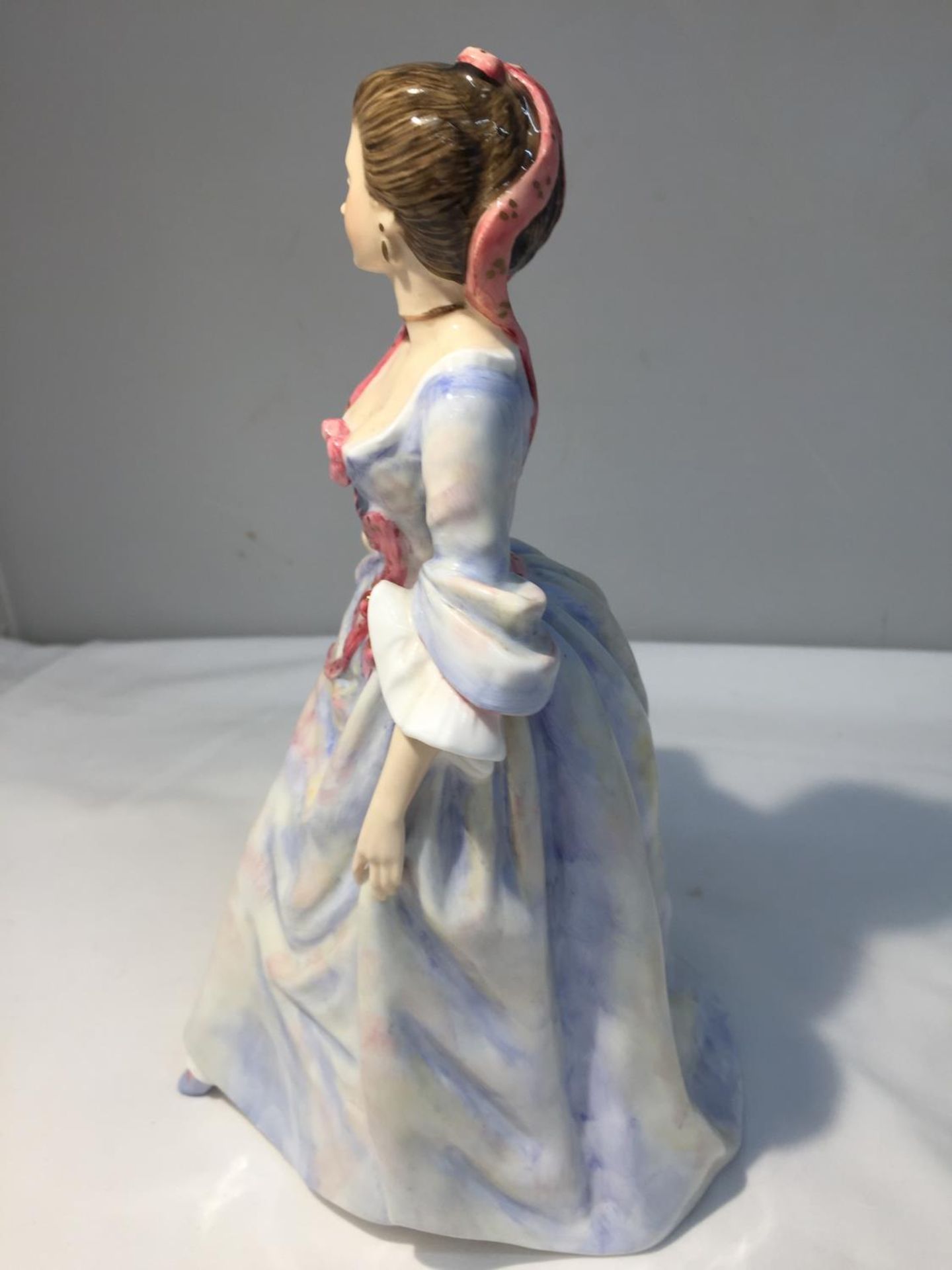 A ROYAL DOULTON FIGURE 'MRS HUGH BONFOY' HN 3319, FROM A COLLECTION OF FOUR FIGURES EACH IN A - Image 2 of 7