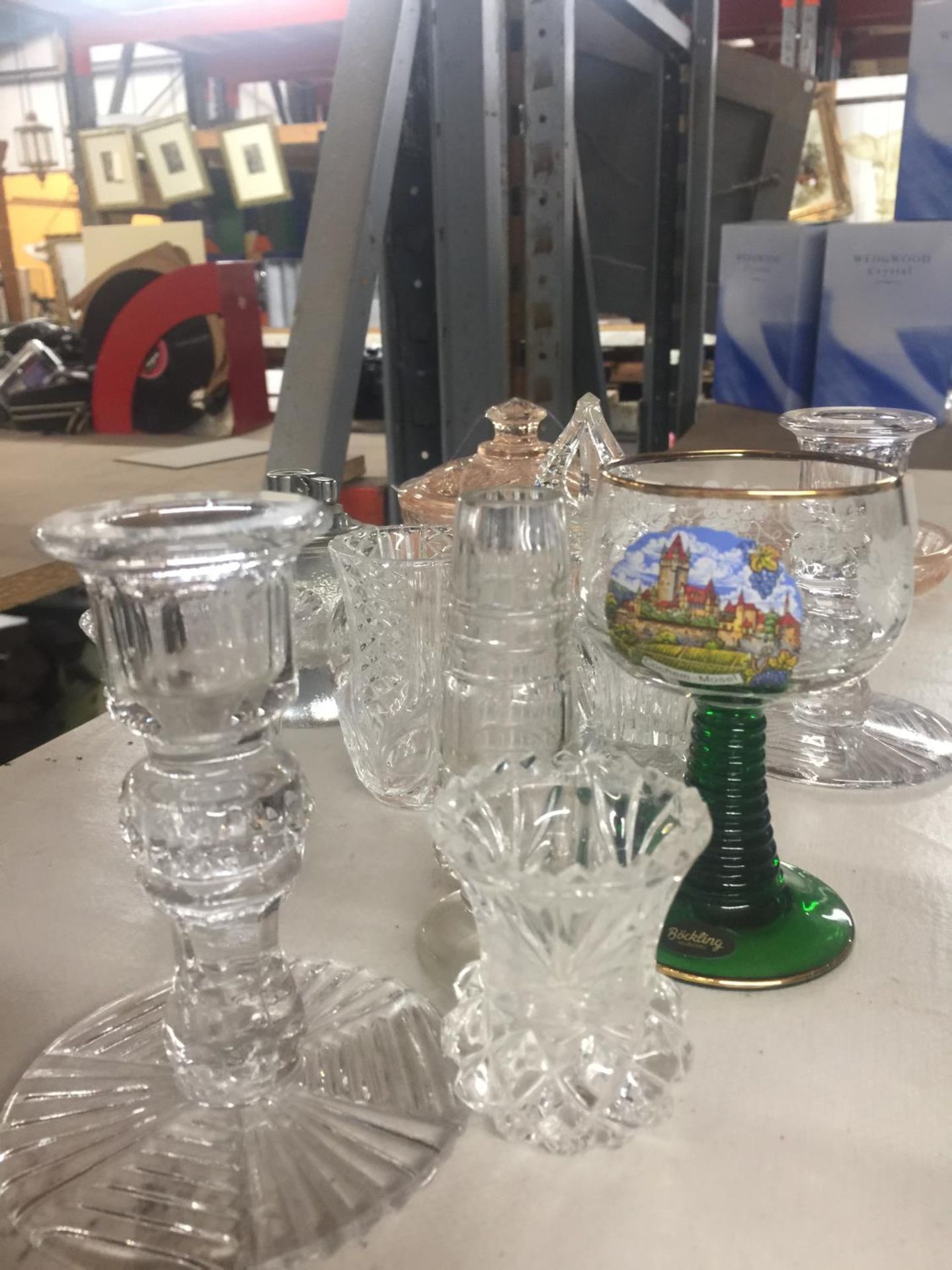 A QUANTITY OF GLASSWARE TO INCLUDE CANDLESTICKS, A GREEN STEMMED MOSELLE GLASS, SMALL VASES, GLASS - Image 3 of 7