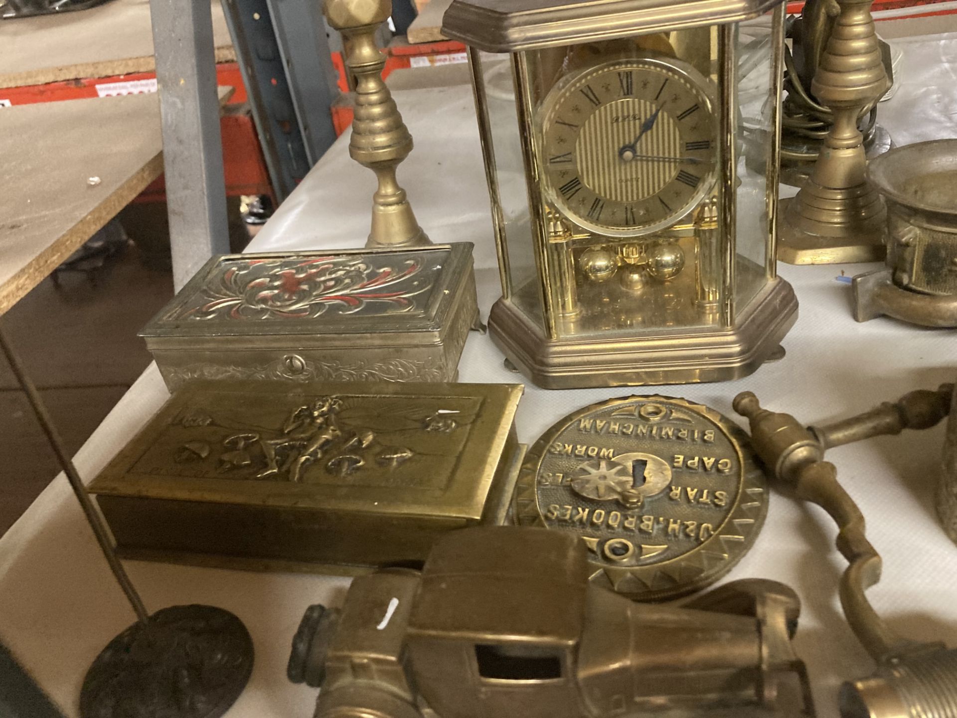 A LARGE COLLECTION OF BRASS ITEMS TO INCLUDE CANDLESTICKS, ANNIVERSARY CLOCK, BOXES, TAPS, VINTAGE - Image 3 of 6