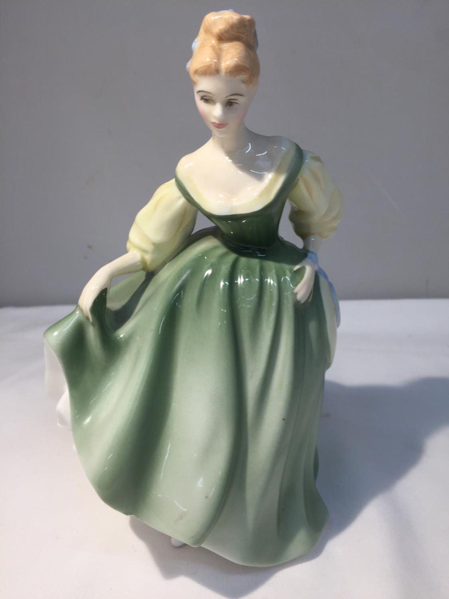 A ROYAL DOULTON FIGURE 'FAIR LADY' HEIGHT 20CM - A/F SMALL CHIP TO SKIRT OF DRESS