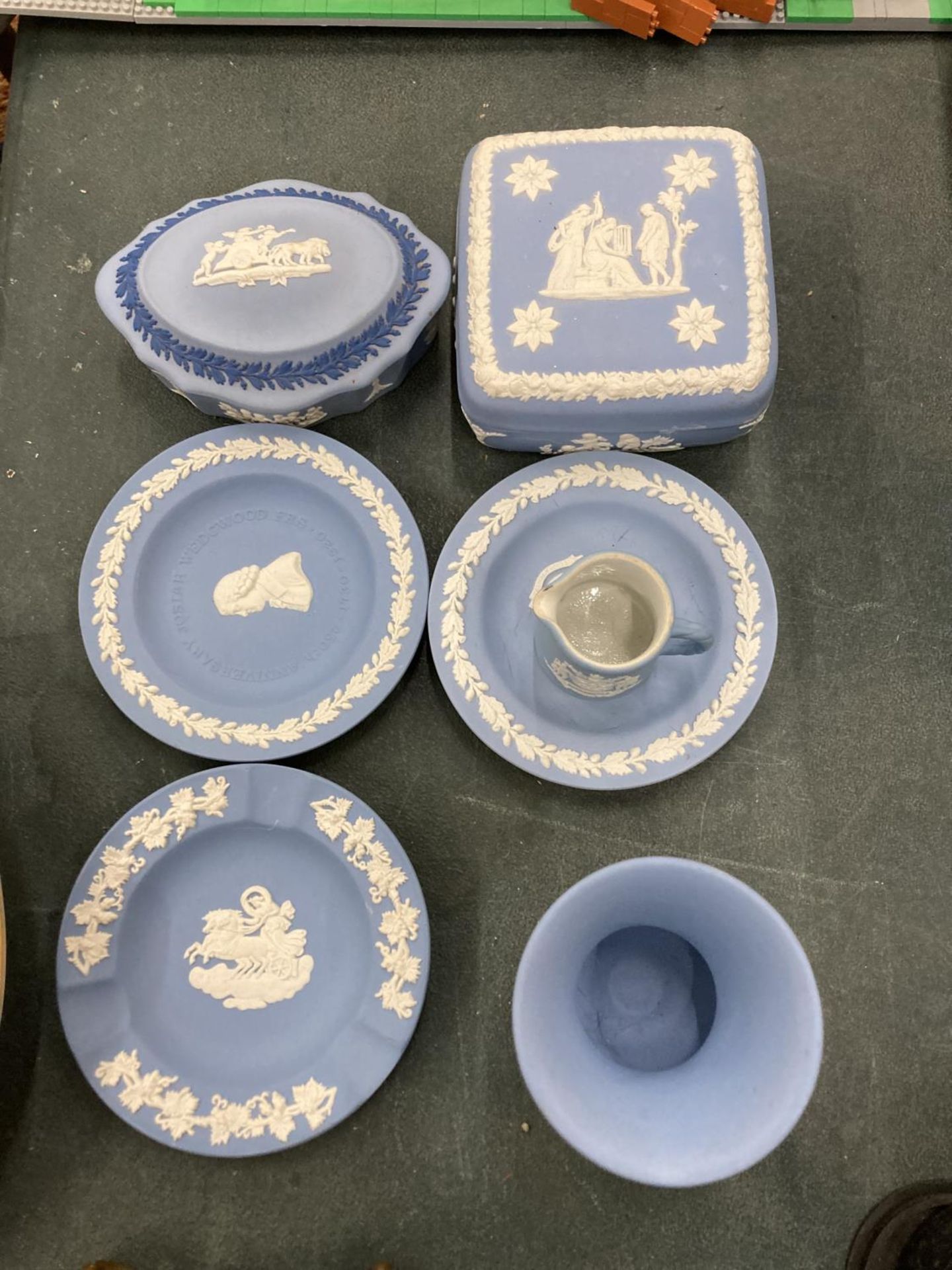 SEVEN PIECES OF WEDGWOOD JASPERWARE TO INCLUDE TRINKET BOXES, PIN TRAYS, ETC - Image 2 of 12