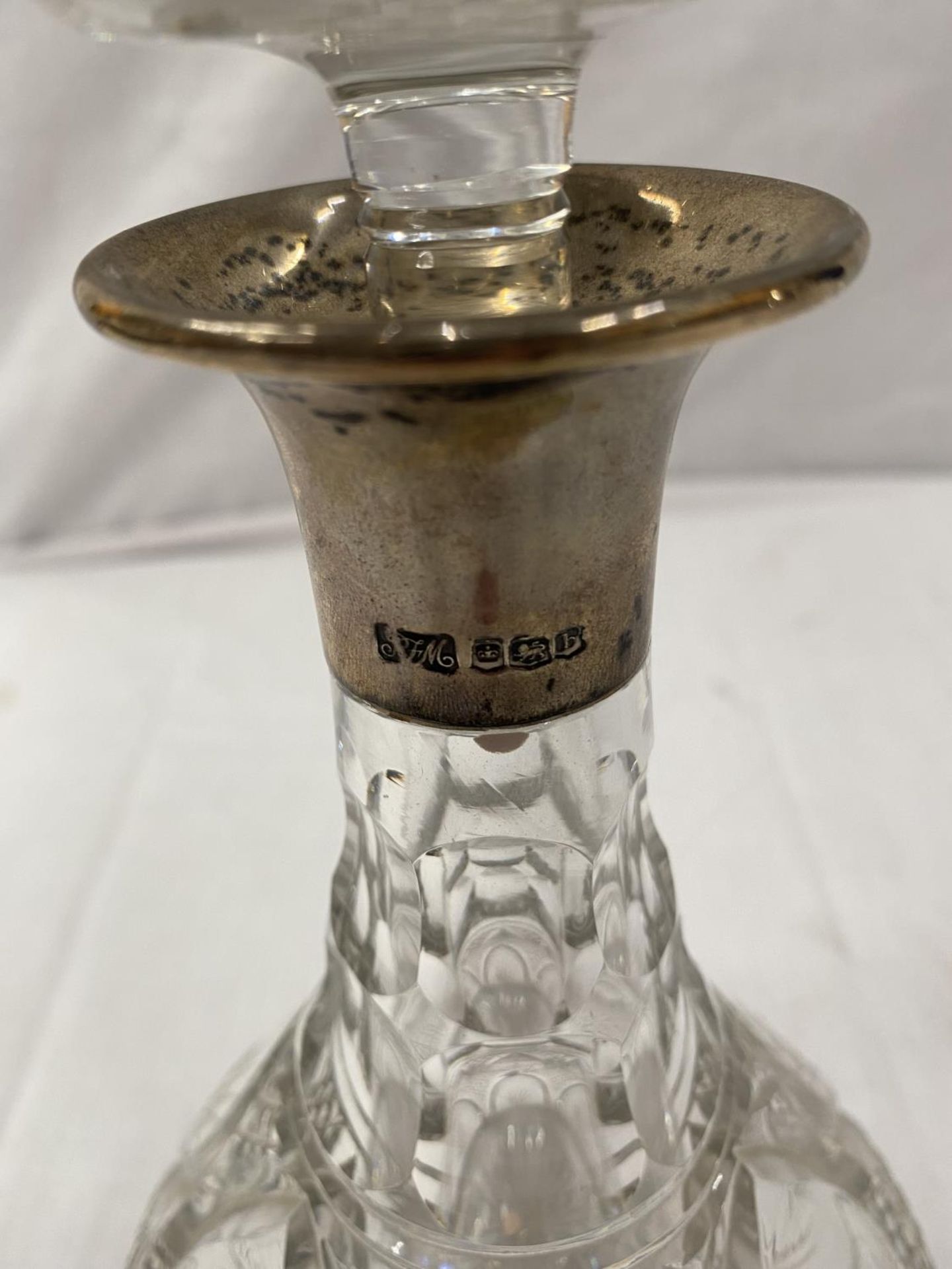 A HALLMARKED SHEFFIELD SILVER DECANTER WITH HOBNAIL DECORATION HEIGHT 25CM - Image 4 of 10