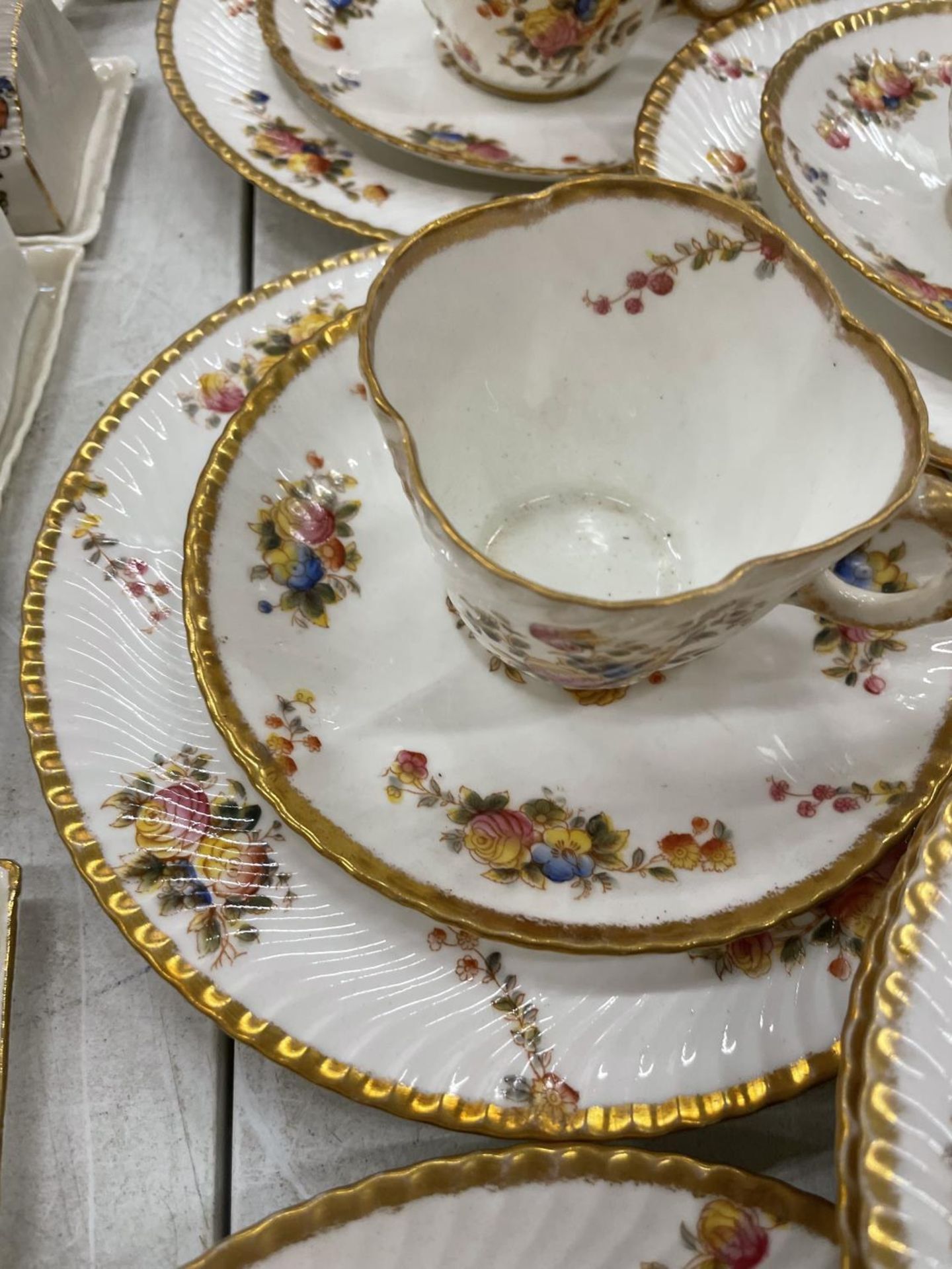 A COLLECTION OF CIRCA LATE 1800'S/EARLY 19TH CENTURY CHINA CUPS, SAUCERS AND PLATES DECORATED WITH - Image 4 of 6