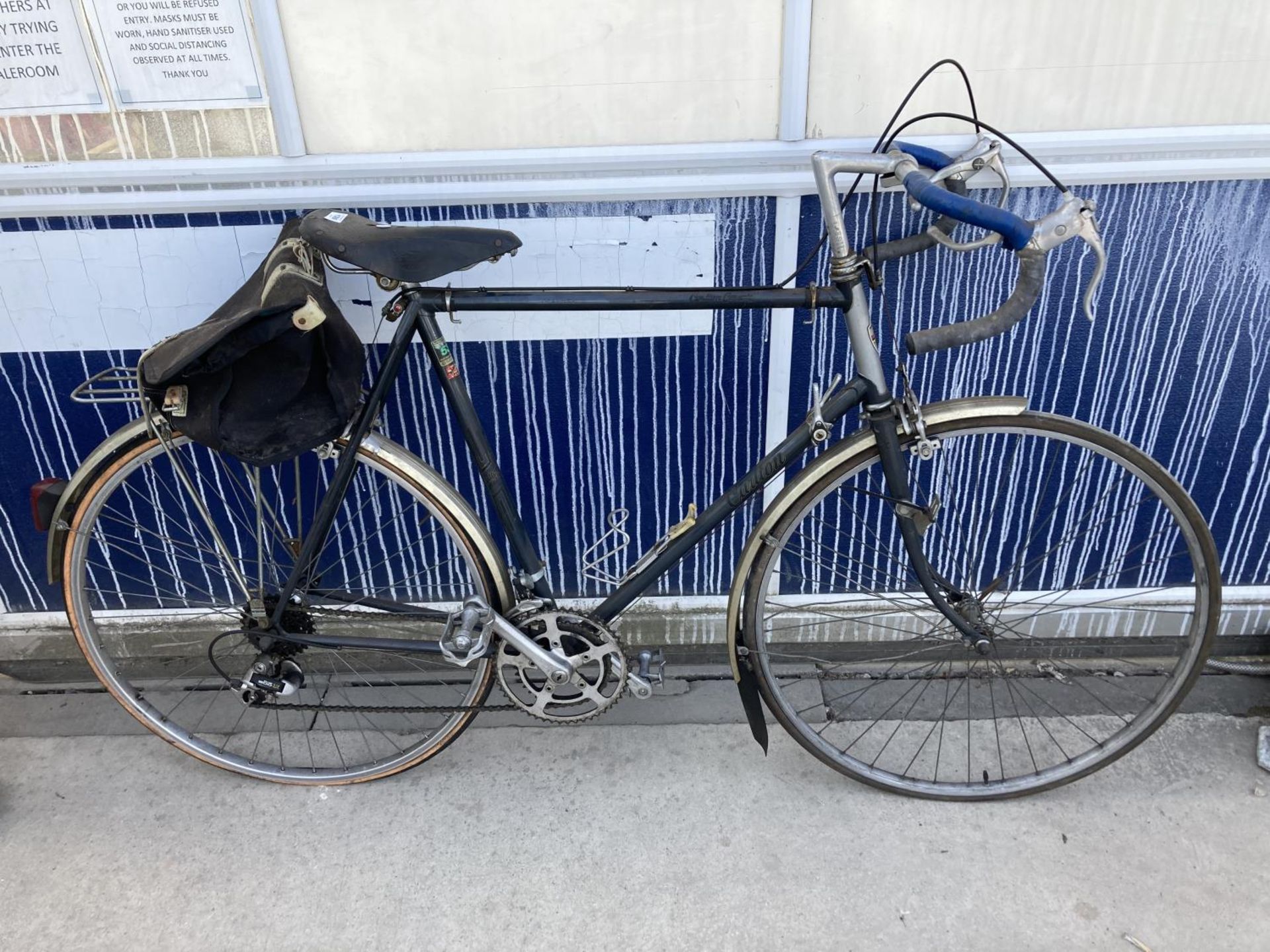 A VINTAGE CARLTON DROP HANDLED RACING BIKE WITH A TEN SPEED GEAR SYSTEM