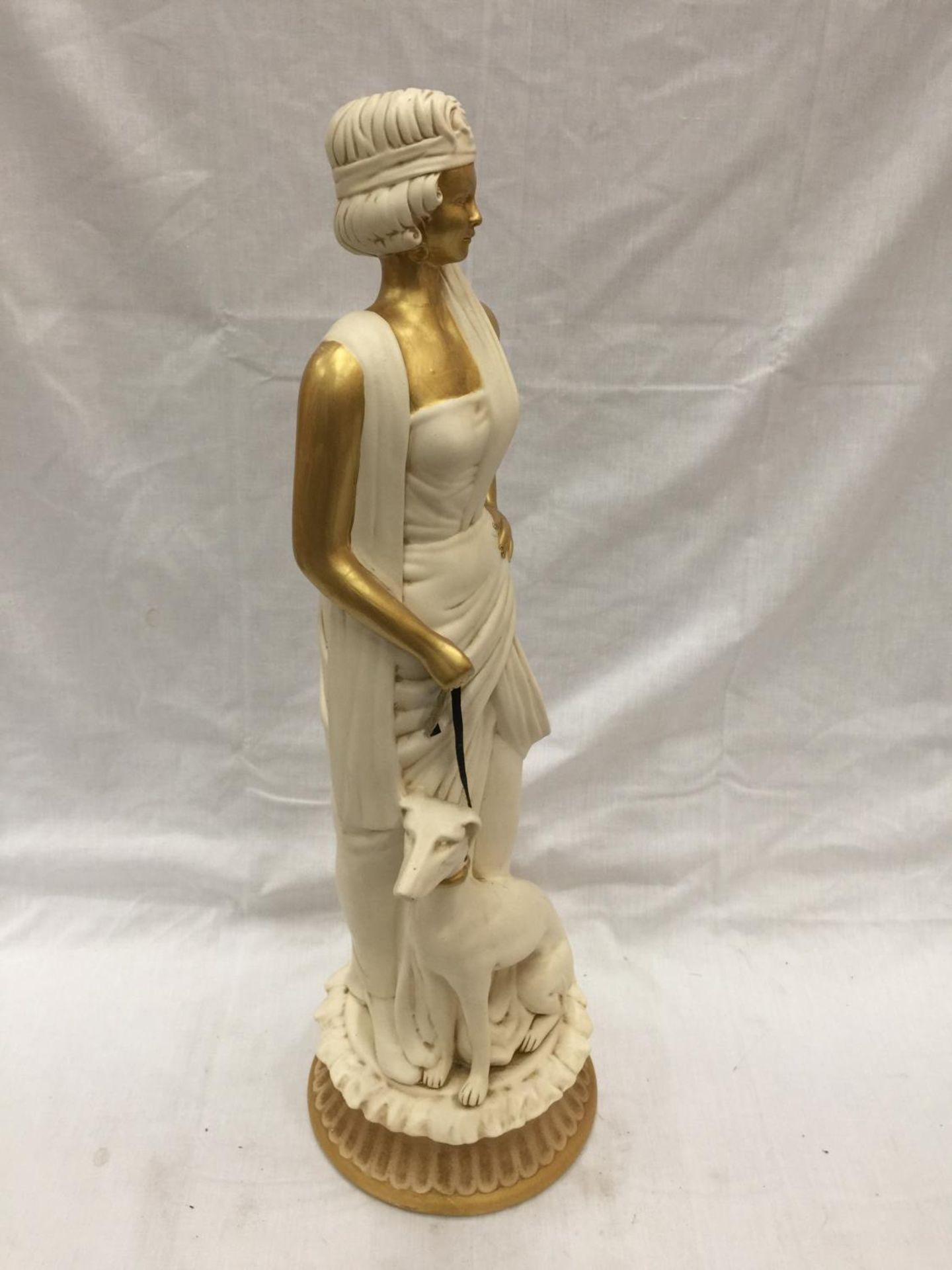 A FLOOR STANDING ART DECO STYLE FIGURE HEIGHT APPROX 72CM, SIGNATURE TO BASE - Image 3 of 5