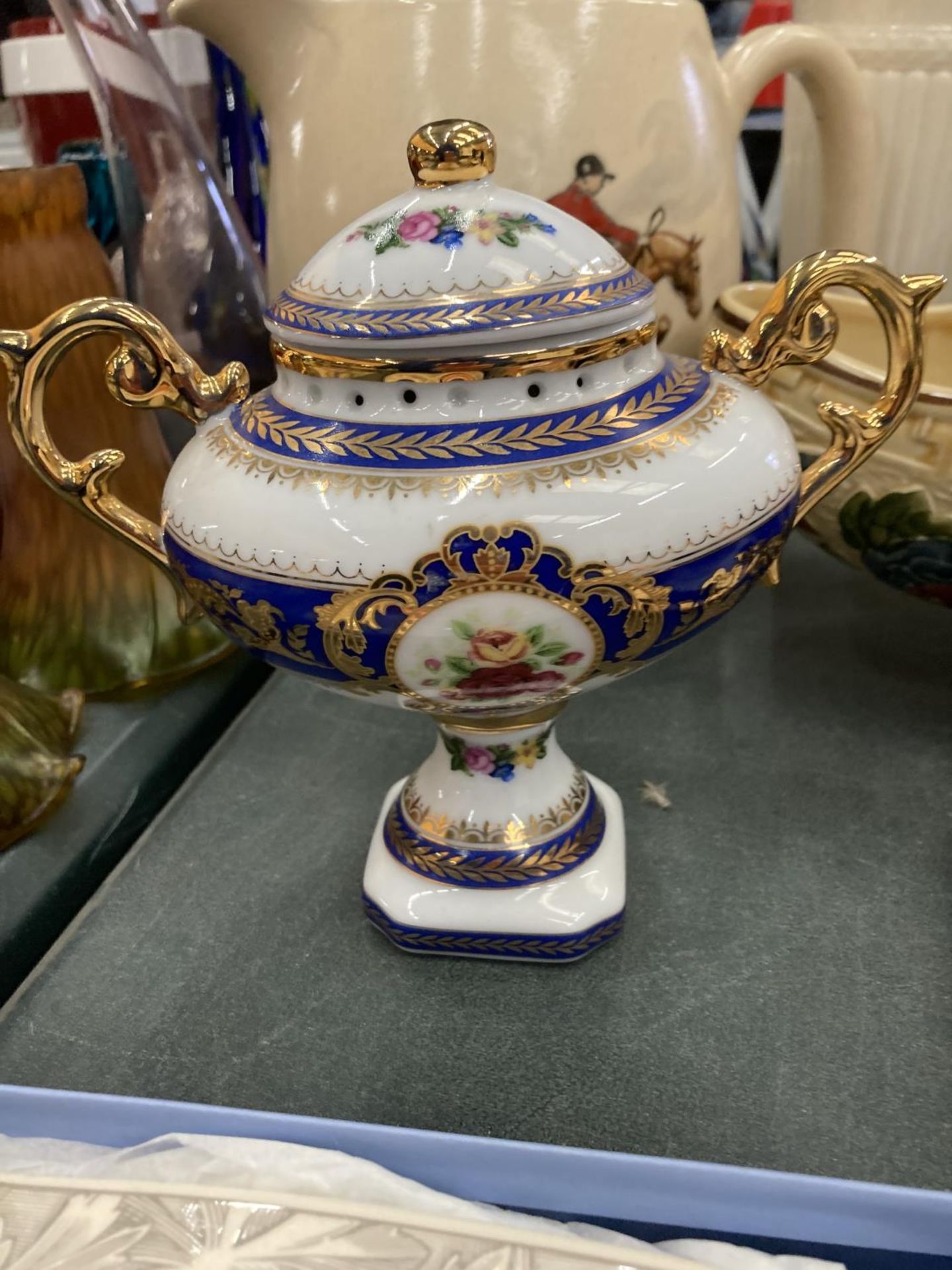 A VARIETY OF CERAMICS TO INCLUDE A VINTAGE INDIAN TREE BOWL TOGETHER WITH LARGE JUG DEPICTING - Image 14 of 24