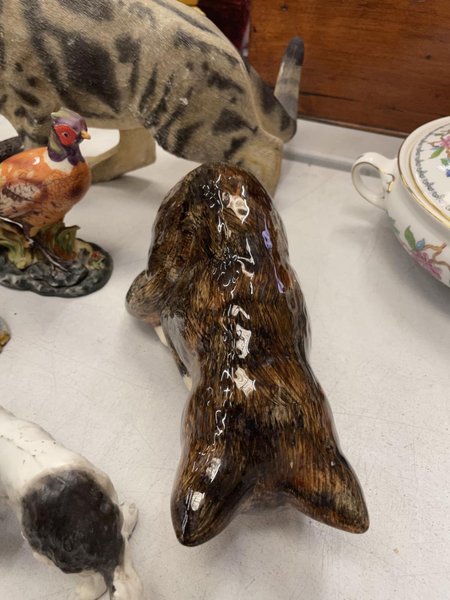 A QUANTITY OF CERAMIC AND RESIN ANIMAL FIGURES TO INCLUDE A LARGE TABBY CAT HEIGHT 27CM, LENGTH - Image 5 of 7