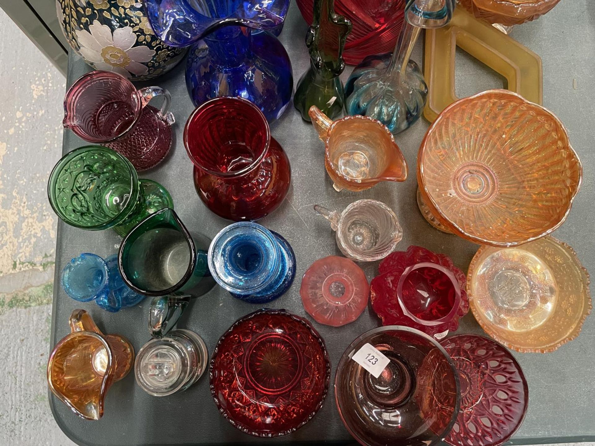 A LARGE QUANTITY OF COLOURED GLASSWARE TO INCLUDE VASES, BOWLS, JUGS, ETC - Image 5 of 9