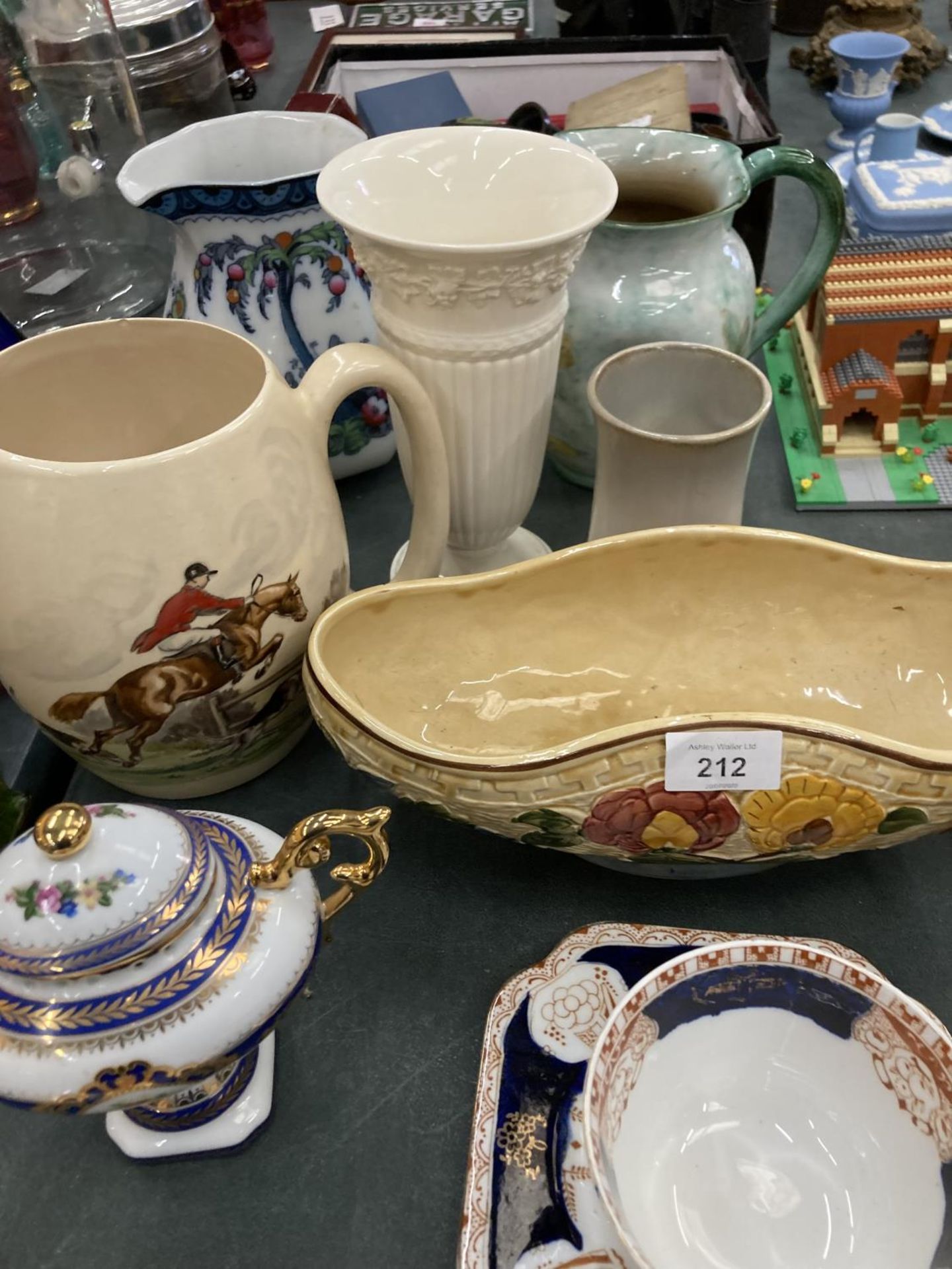 A VARIETY OF CERAMICS TO INCLUDE A VINTAGE INDIAN TREE BOWL TOGETHER WITH LARGE JUG DEPICTING - Image 8 of 24