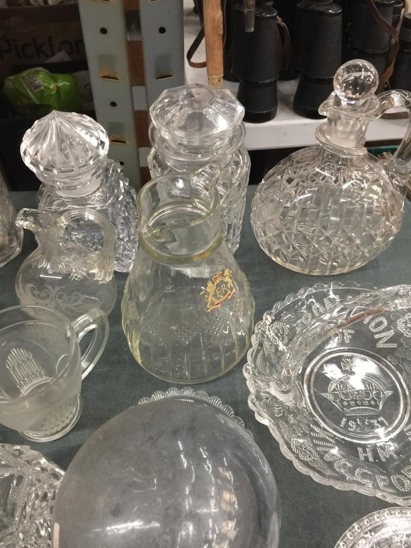 A QUANTITY OF GLASSWARE TO INCLUDE A 19TH CENTURY GLASS BAROMETER - A/F, JUGS, DISHES ETC - Image 4 of 6