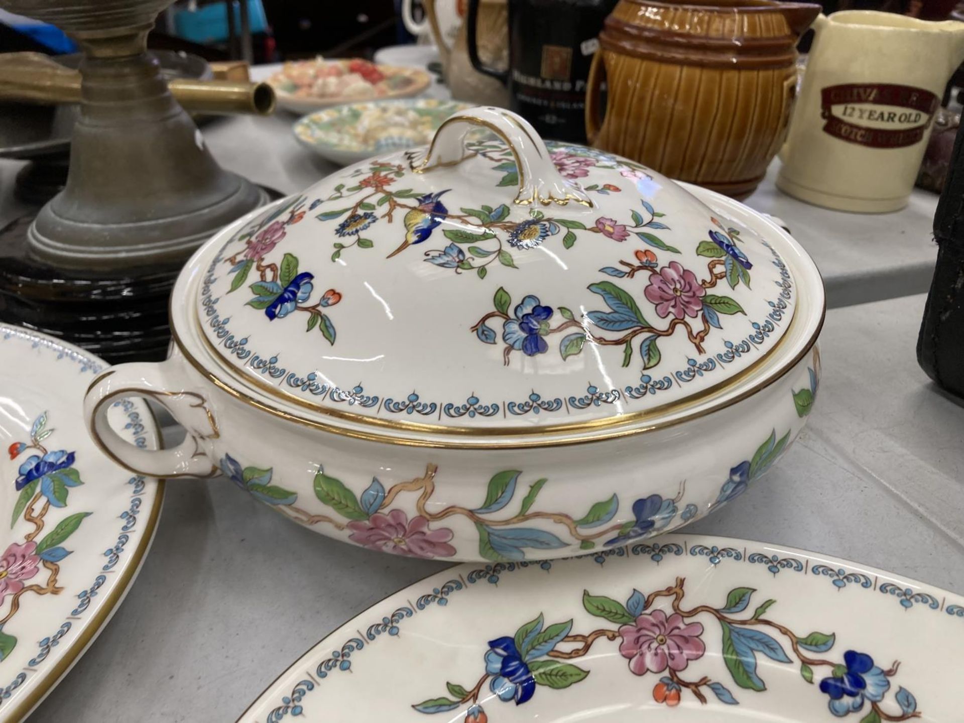 A QUANTITY OF AYNSLEY PEMBROKE FINE BONE CHINA - UNUSED TO INCLUDE A TUREEN, LARGE PLATTER, 3 MEDIUM - Image 7 of 9