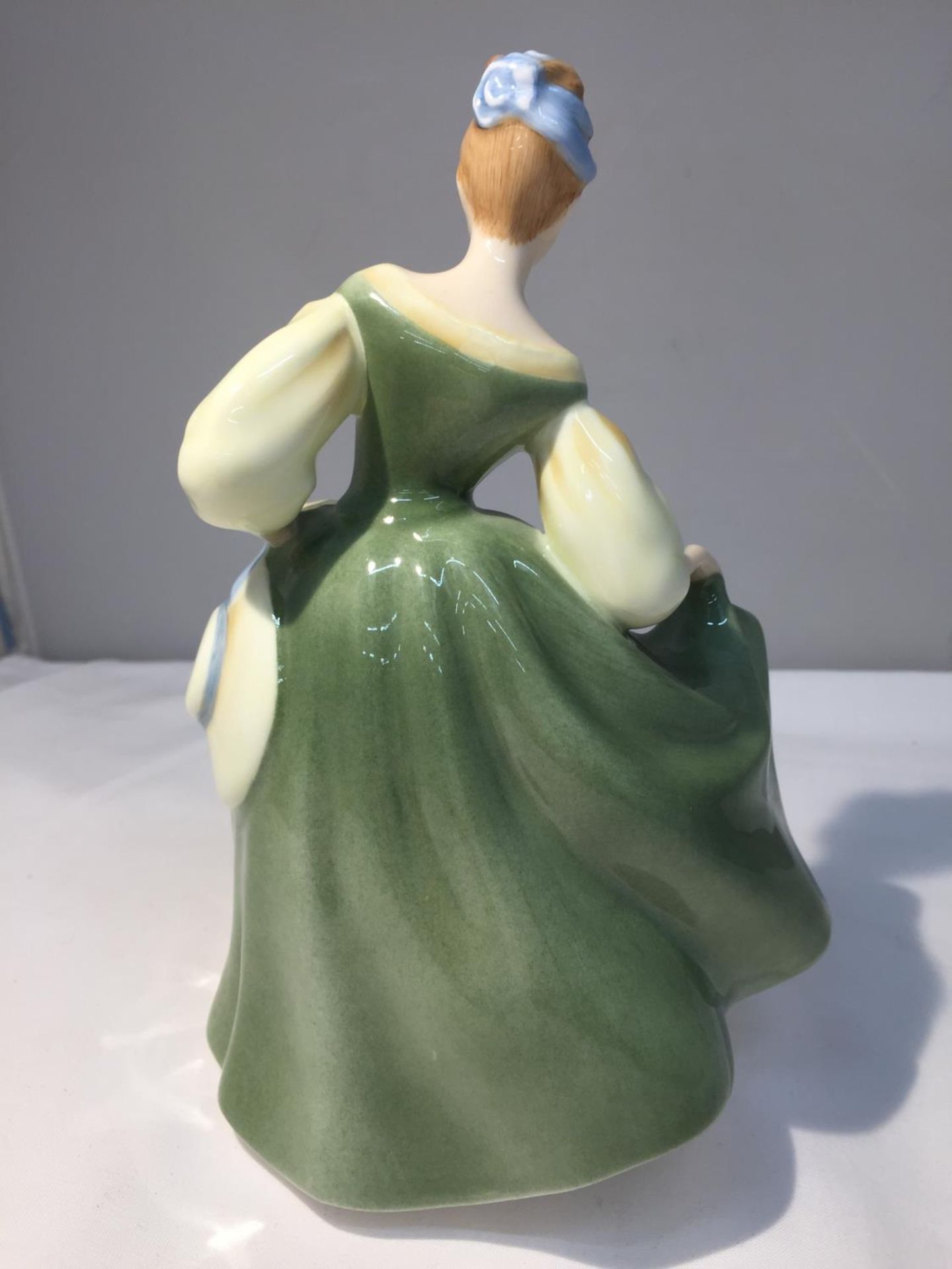 A ROYAL DOULTON FIGURE 'FAIR LADY' HN 2193 HEIGHT 20CM - Image 4 of 7