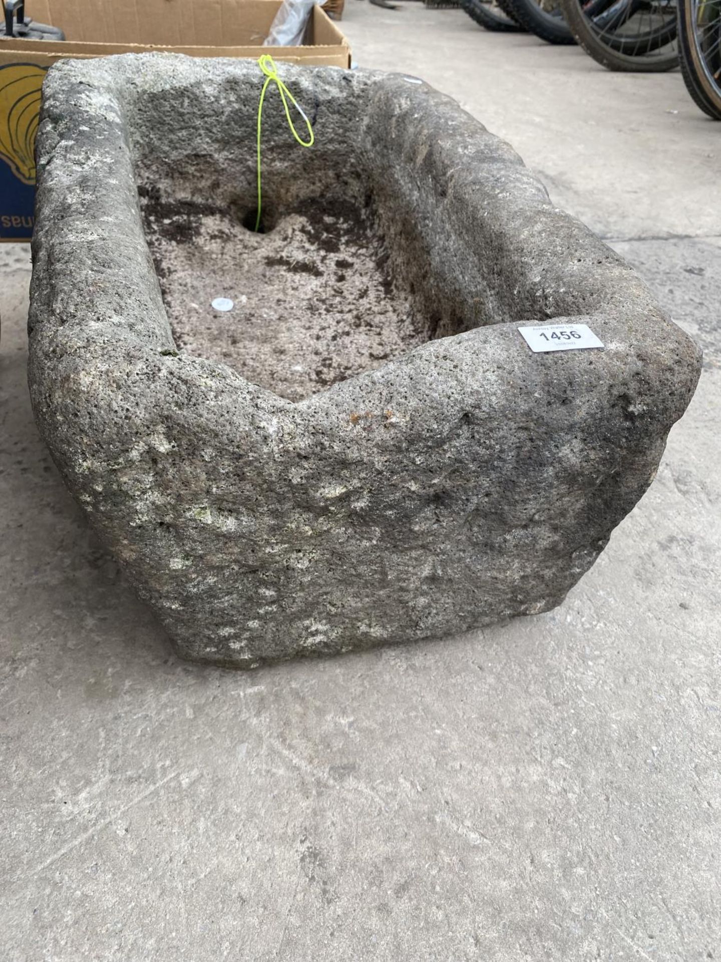 A GRADUATED SIZED STONE TROUGH/PLANTER (L:62CM W AT WIDEST:39CM W AT NARROWEST:33CM) - Image 2 of 4