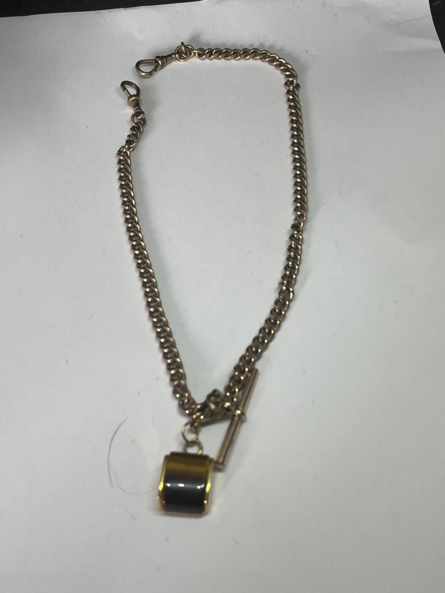 A GOLD PLATED DOUBLE ALBERT WTACH CHAIN WITH T BAR AND FOB
