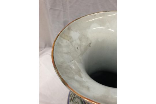 A LARGE CHINESE VASE IN THE STYLE OF QING DYNASTY - REPAIR TO TOP - Image 19 of 26