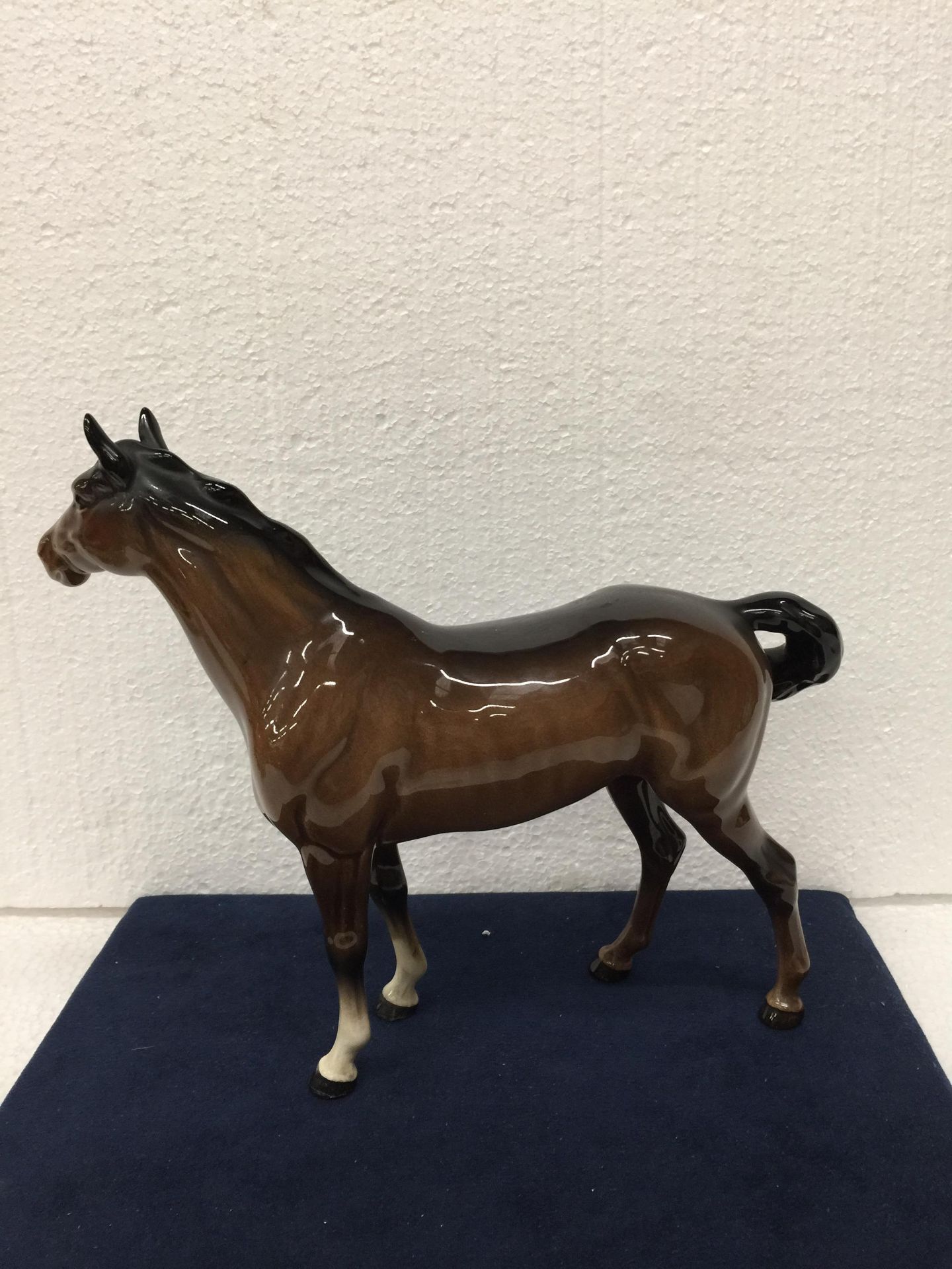 A VINTAGE BESWICK GLOSS BAY HORSE WITH WHITE BLAZE AND A BLACK TAIL AND MANE AND TWO FRONT WHITE