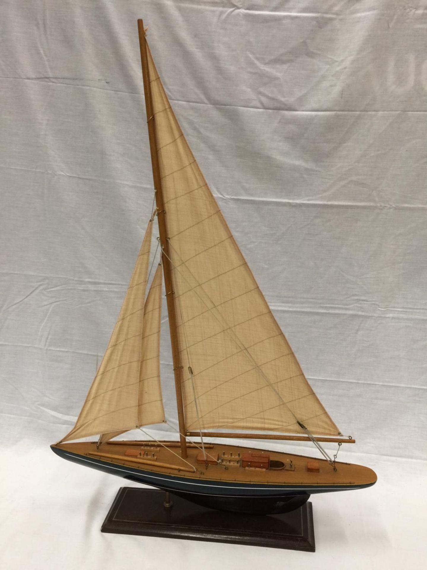 A MODEL OF A HAND PAINTED SINGLE MASTED SAILING SHIP ON A STAND L: 61CM - Image 4 of 5