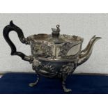 A HIGHLY DECORATIVE VICTORIAN HALLMARKED 1892 LONDON SILVER TEAPOT, MAKER JAMES WAKELY AND FRANK