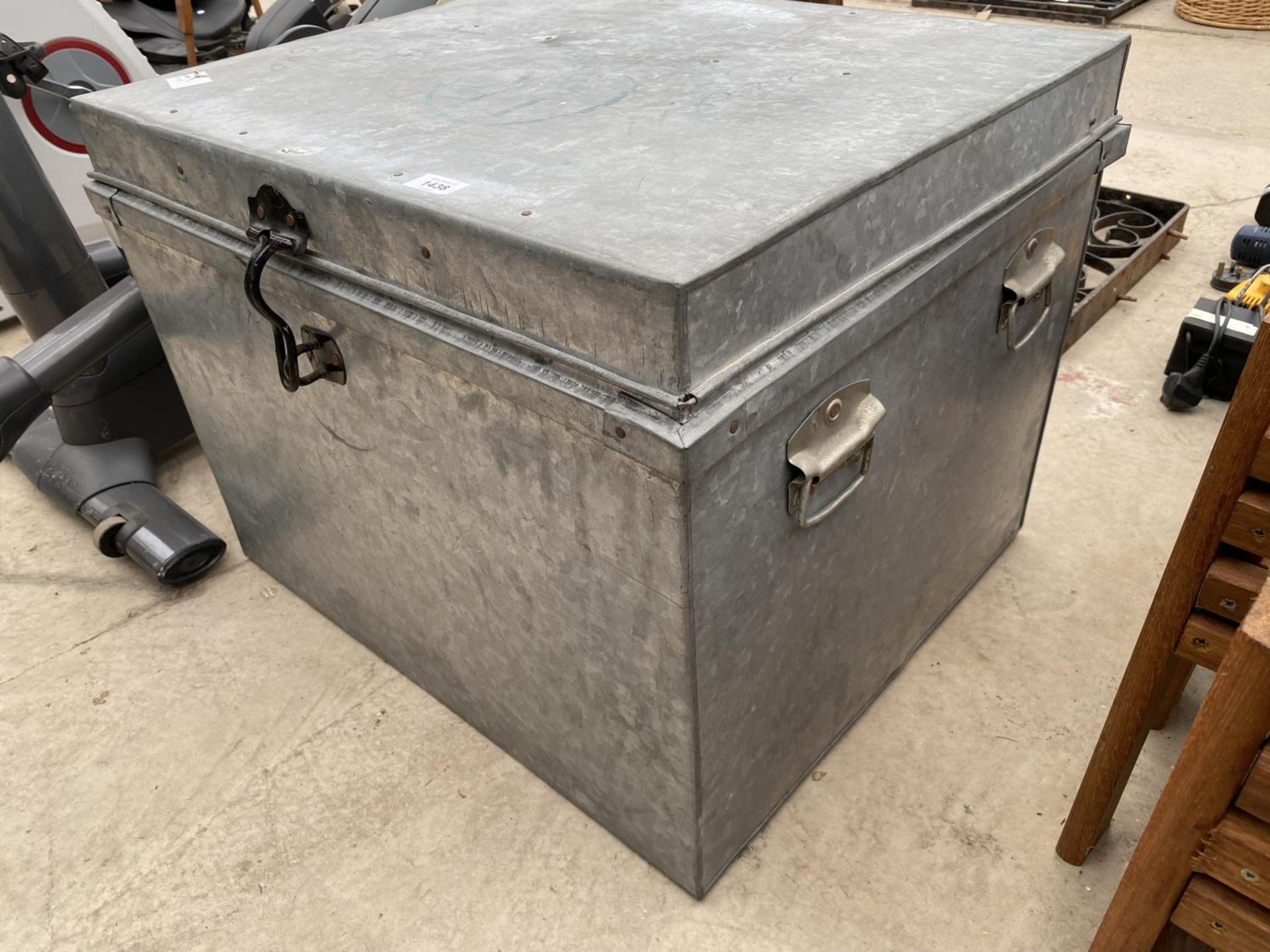 A SQUARE STEEL LIDDED STORAGE CHEST - Image 2 of 4