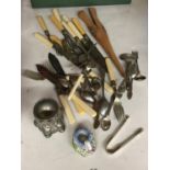 A QUANTITY OF VINTAGE FLATWARE TO INCLUDE SUGAR TONGS, A GLOVE STRETCHER, HUMPTY DUMPTY EGG CUP, ETC