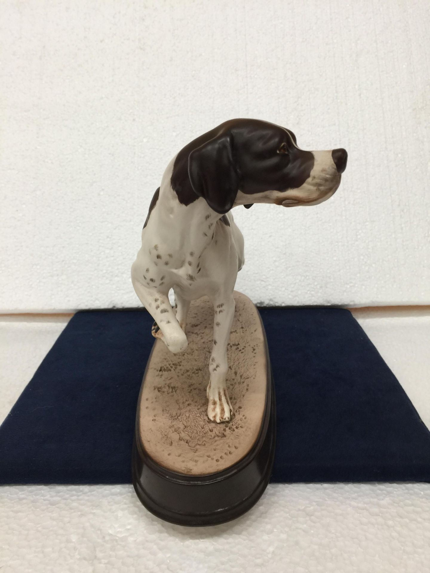 A BESWICK POINTER DOG ON A PLINTH HEIGHT 21CM, LENGTH 29CM - Image 3 of 7